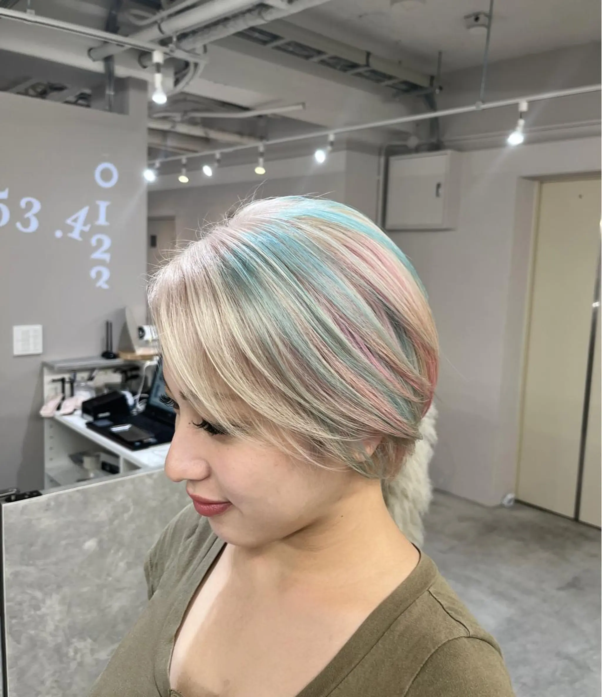 ショート カラー REAL【レアル】所属・グレージュ/透け感 カラー/透明感カラーのヘアスタイル