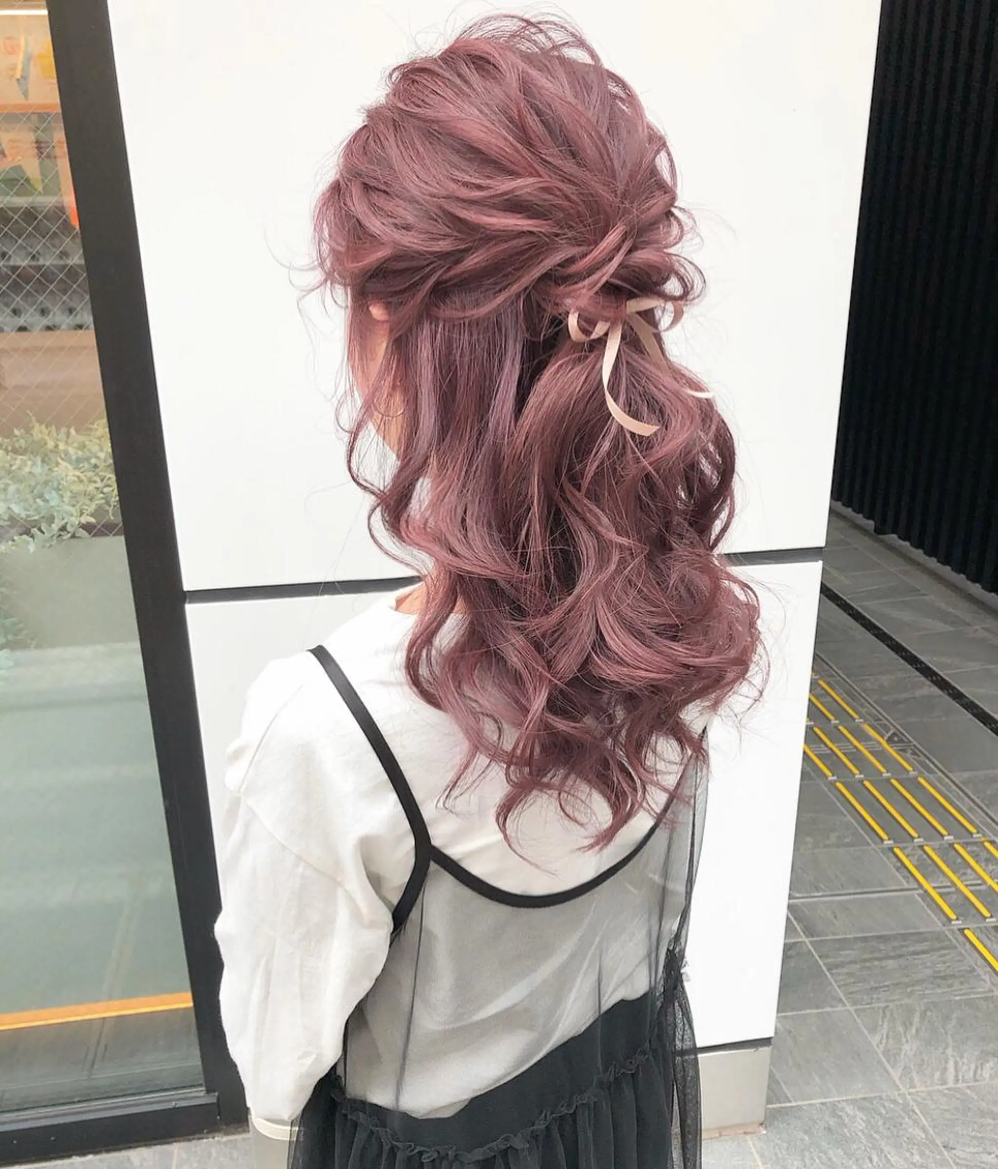 セミロング カラー ヘアアレンジ ハーフアップ ブリーチ ピンクカラー ヘアカラー トリートメント autre所属・大久保 ひでなりのヘアスタイル