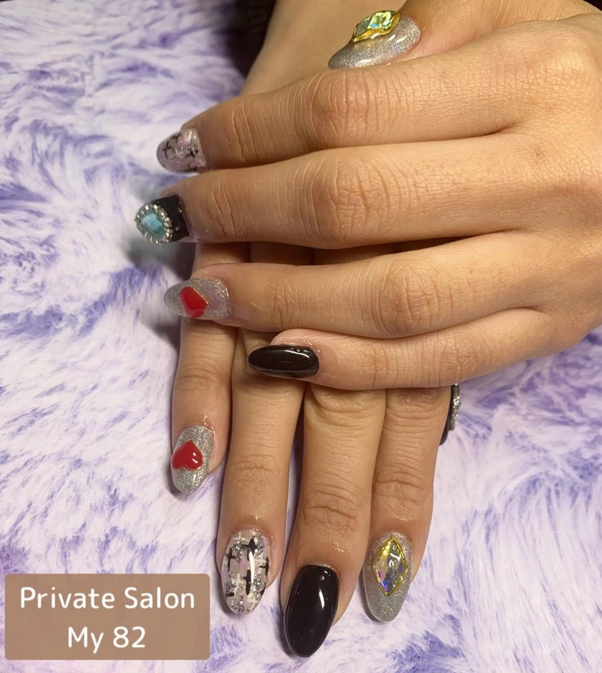 ネイル アートネイル ジェルネイル ゴールド ハート キラキラネイル ハンドネイル Private Sa lon  MARLOのネイルデザイン