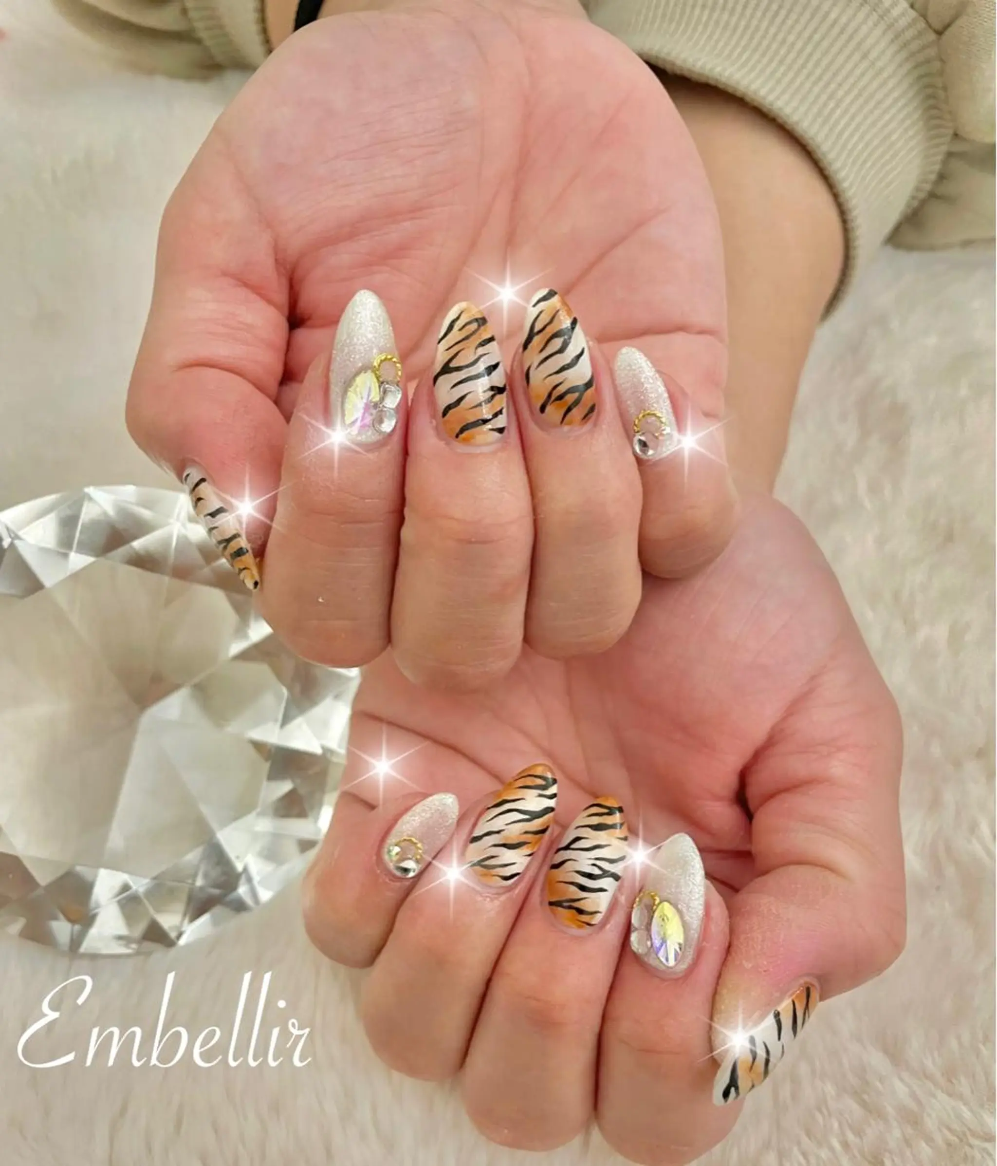 ネイル アートネイル ホワイト 冬ネイル EMILUCA 北河希のエステ・リラクイメージ