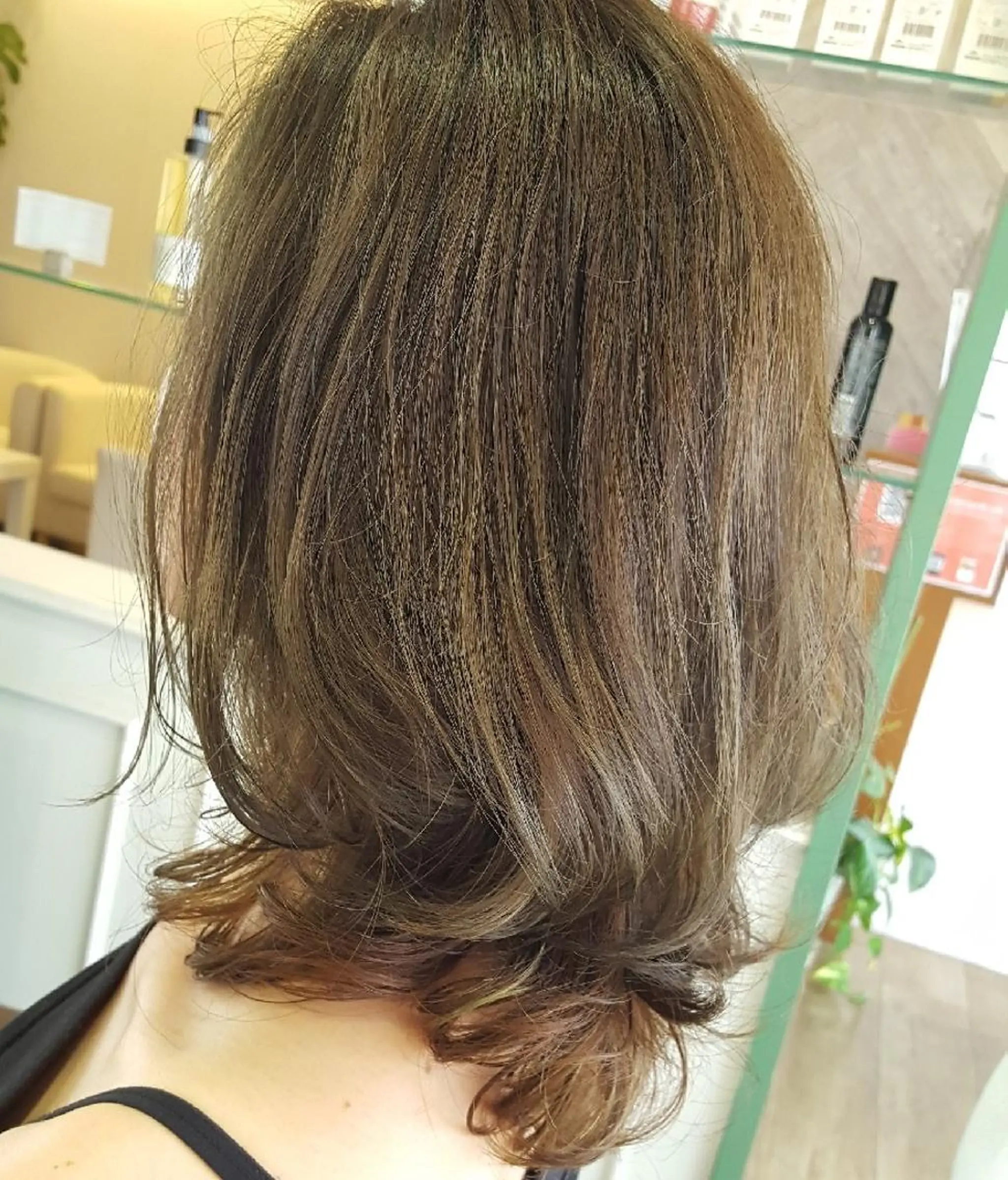 ミディアム 若泉 真梨のヘアスタイル