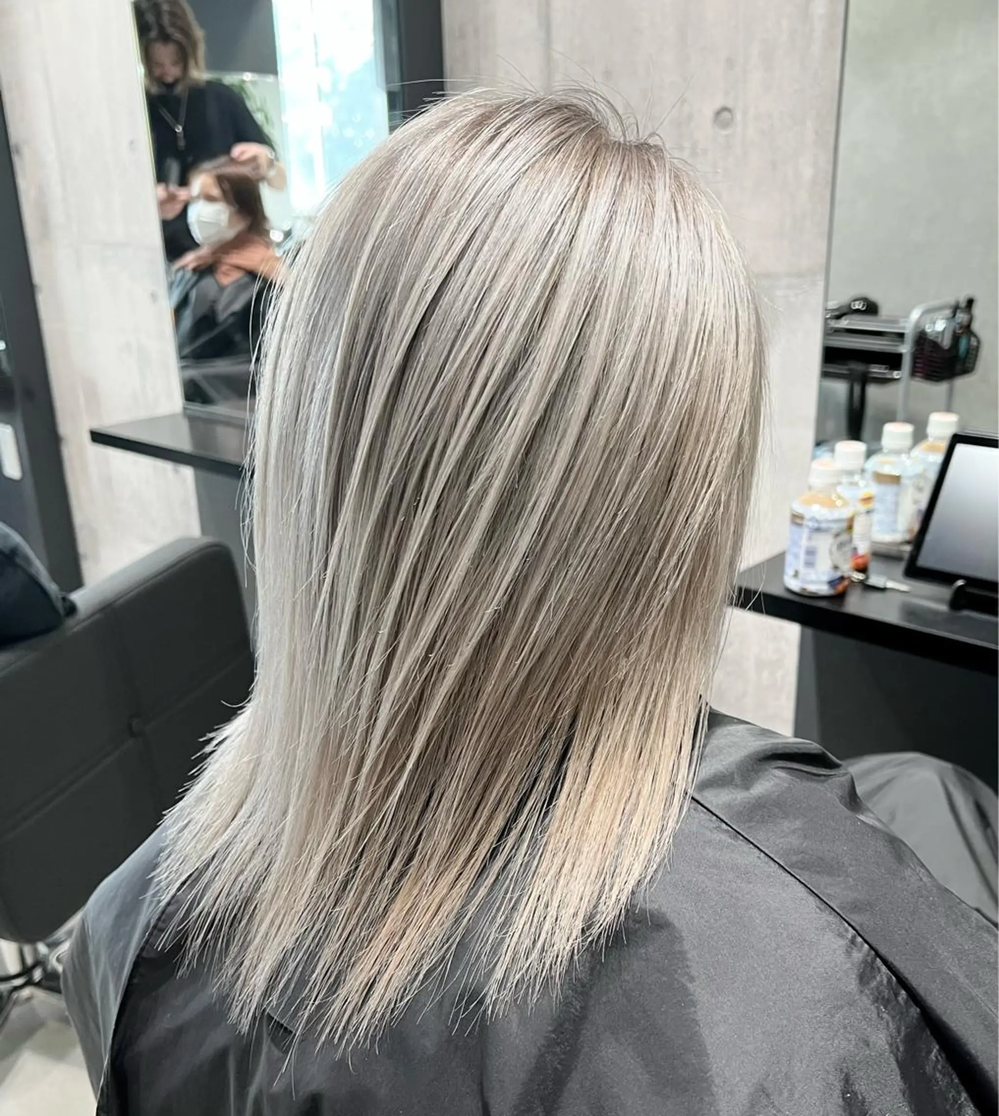 セミロング カラー ベージュカラー mimiiy梅田 中崎町ハイトーンのヘアスタイル