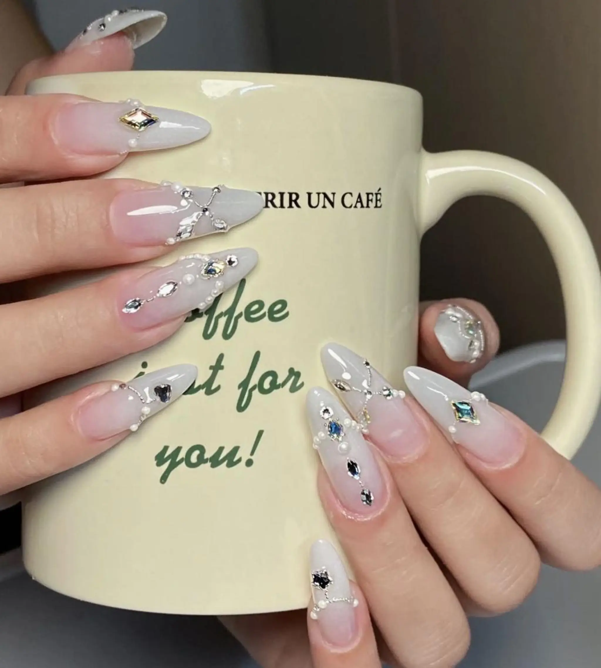 ネイル アートネイル 長さ出し ネイルチップ Queens ciciのネイルデザイン