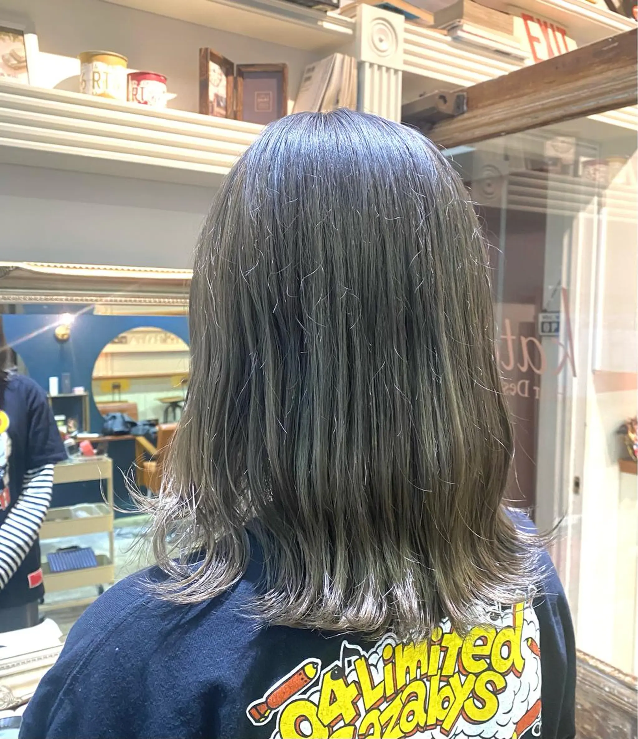 ミディアム カラー ベージュカラー オリーブベージュ 森田翔斗 顔周りレイヤーのヘアスタイル