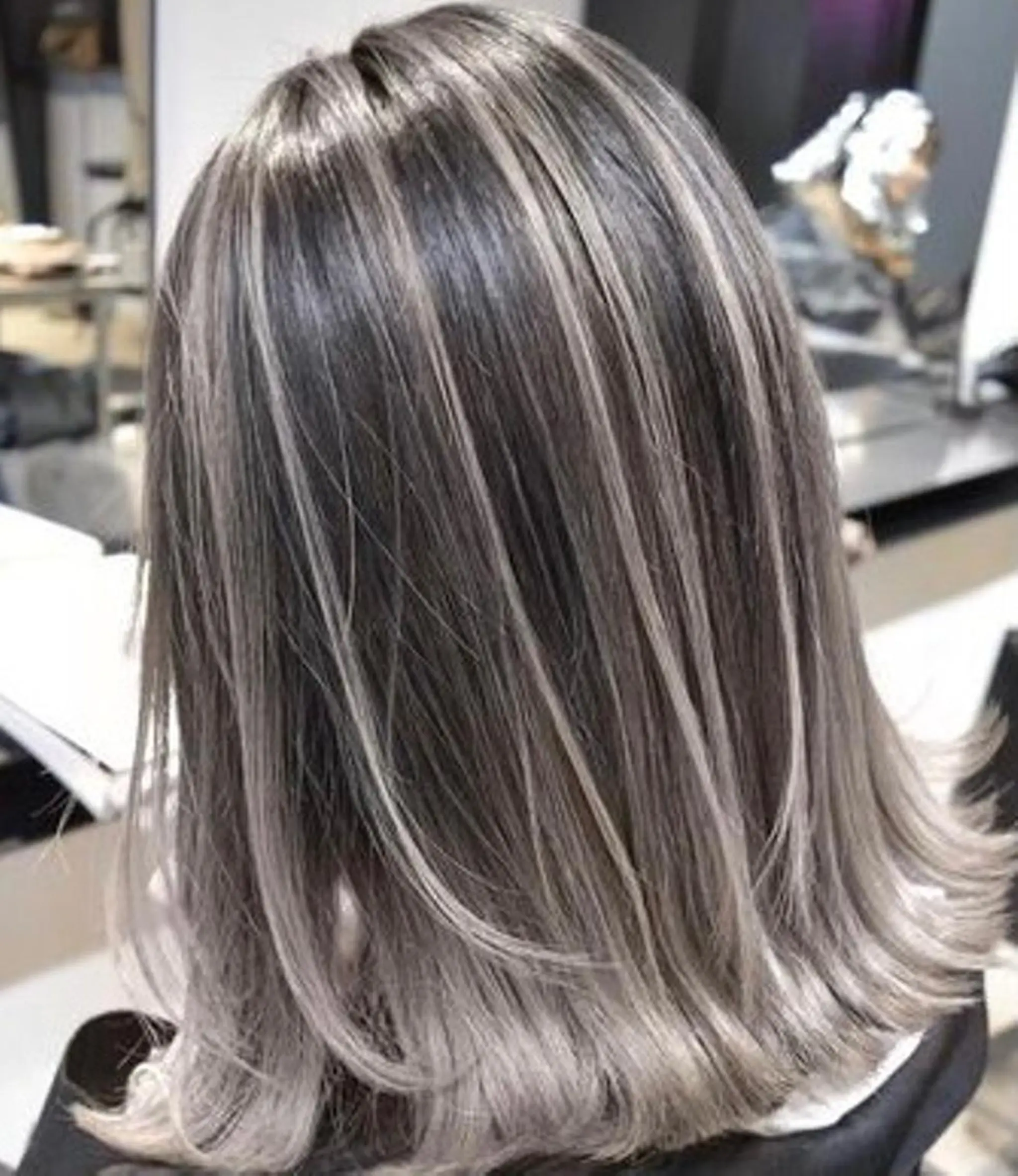 セミロング カラー バレイヤージュ レイヤーカット カット ヘアカラー リップカール 神戸のヘアスタイル