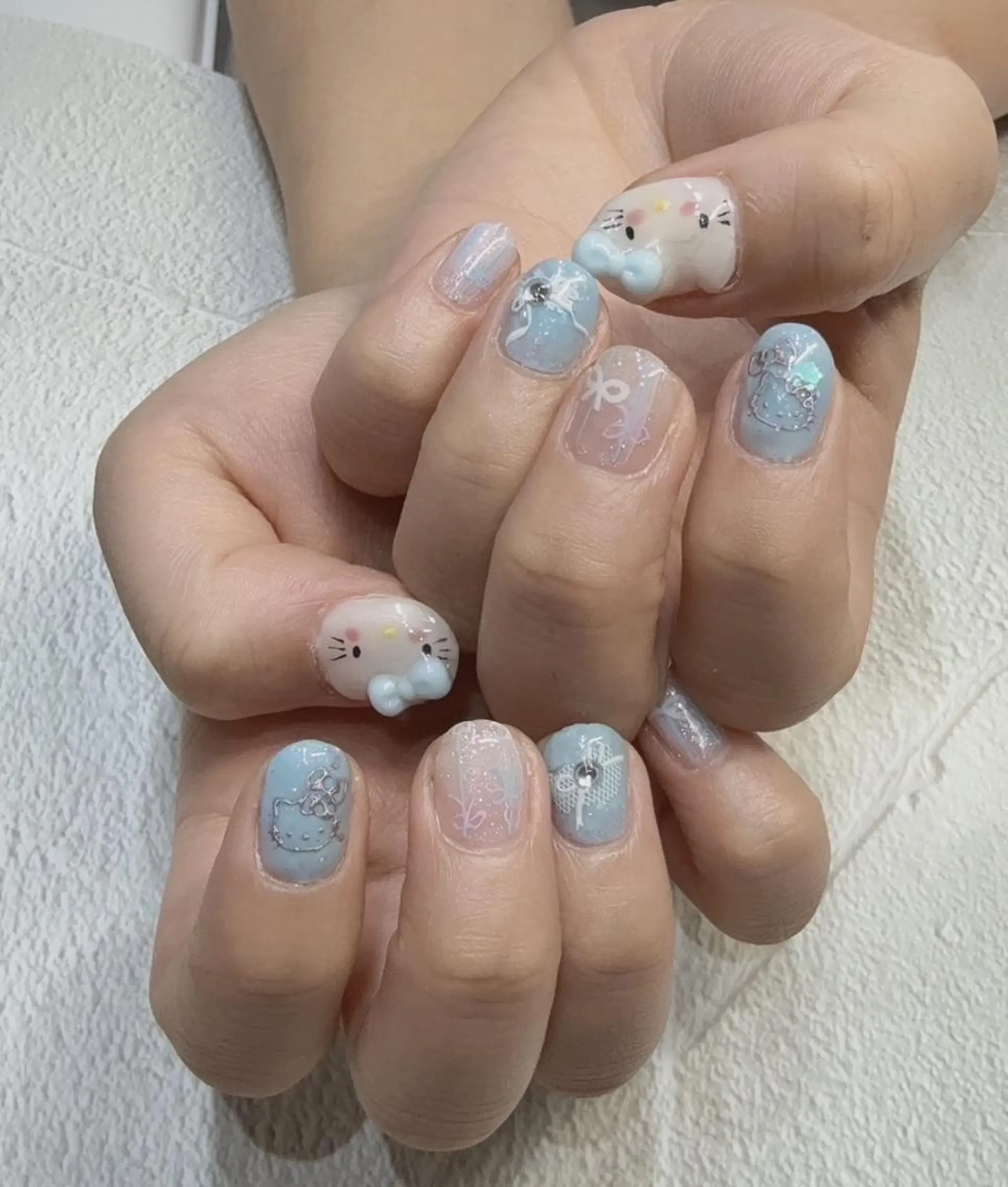 ネイル キラキラネイル 水色 リボン ハンドネイル ハンドケア NailSalon✨ Écrinエクランのネイルデザイン