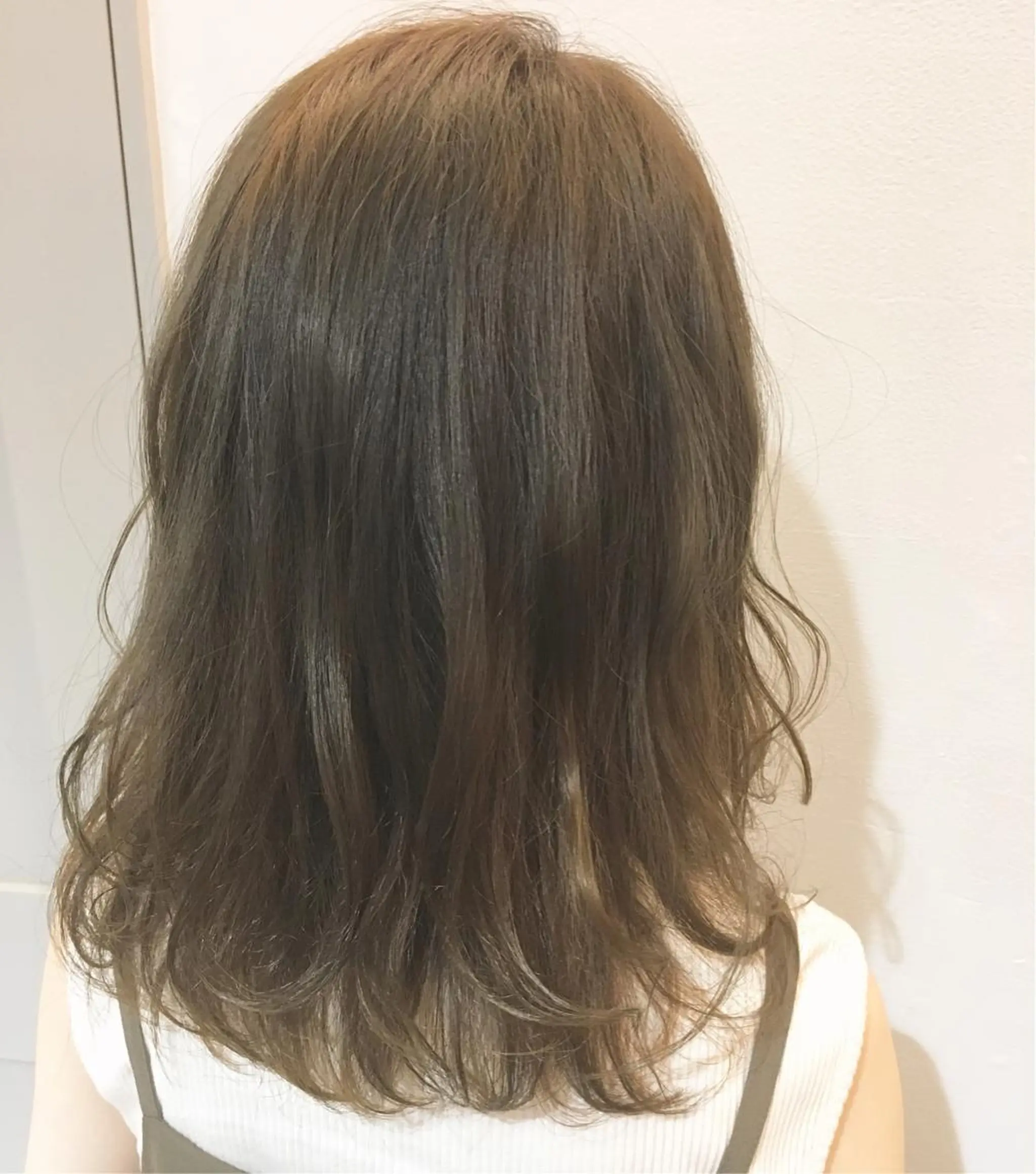 セミロング カラー ture by gladのヘアスタイル