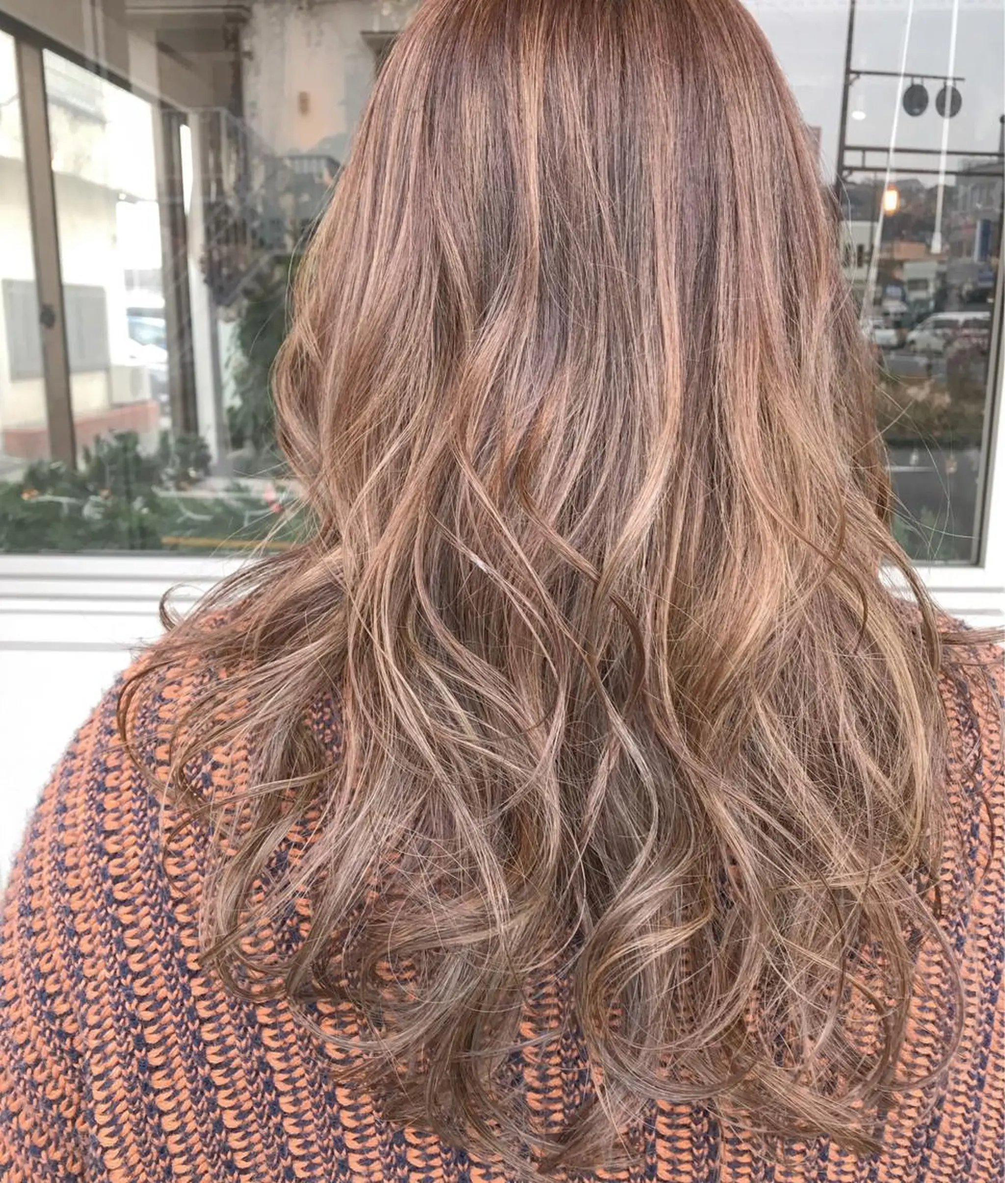 ロング カラー ヘアアレンジ お団子ヘア 切りっぱなしボブ バレイヤージュ ブリーチ デザインカラー Mariana/ 鶴原-ハイライトのヘアスタイル