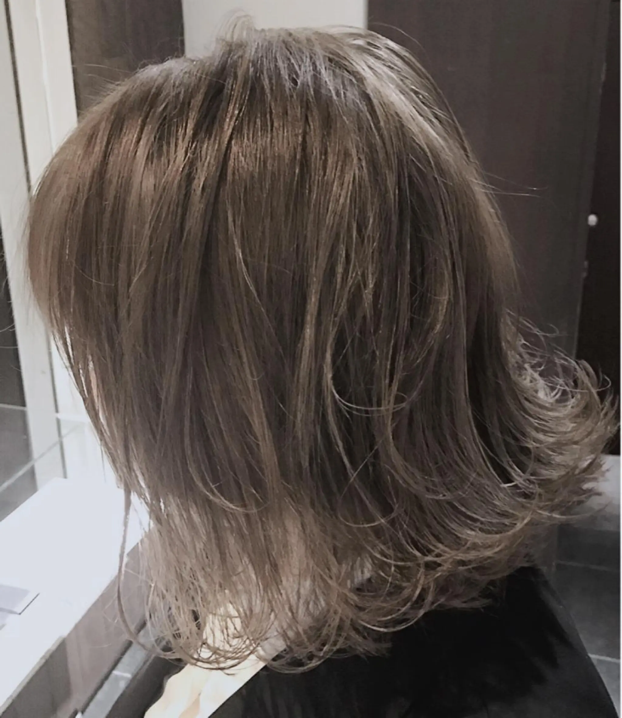 ミディアム レイヤーカット Eliss 堀江のヘアスタイル