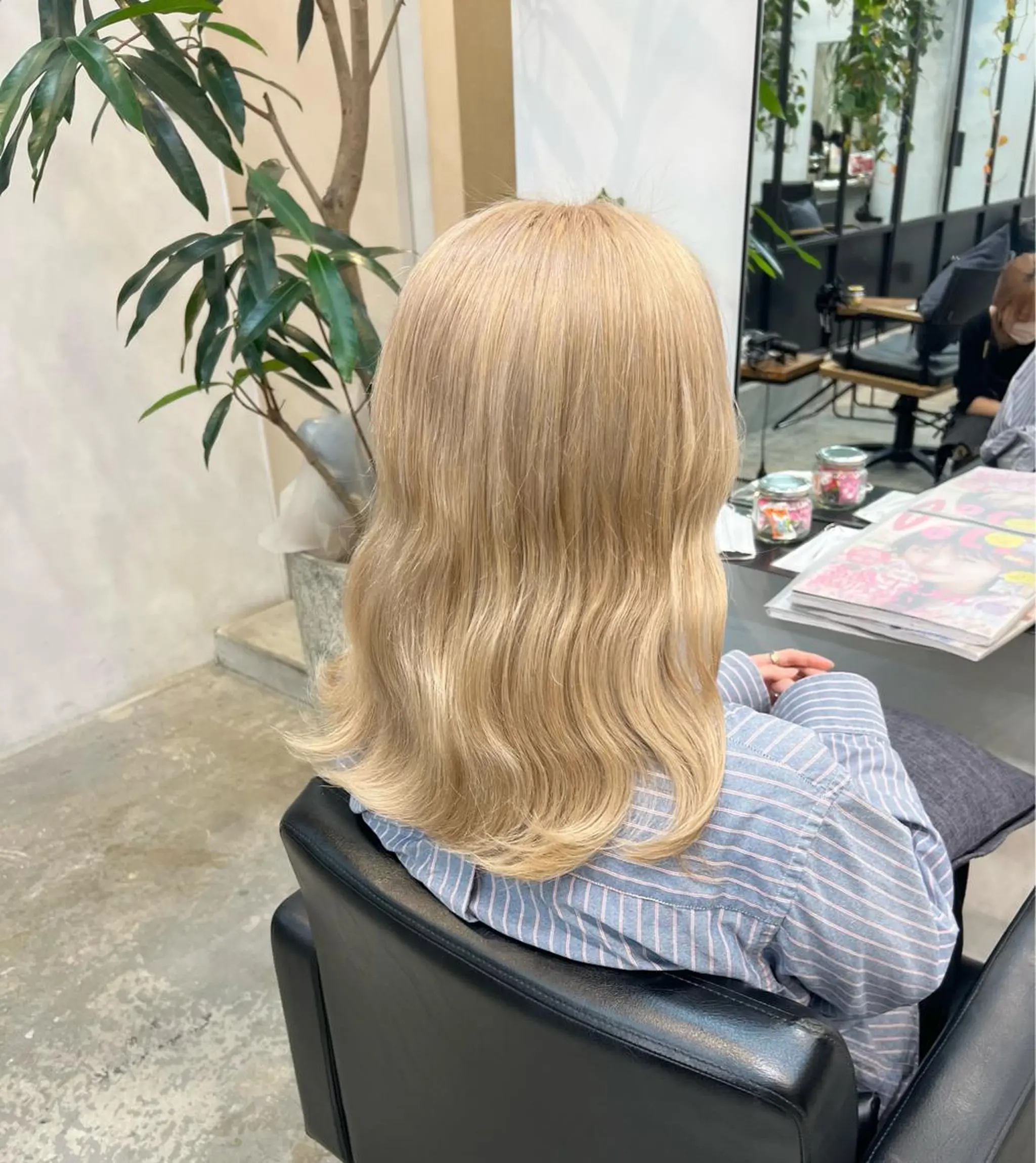 セミロング カラー ブロンド ホワイトブロンド 吉川 陽菜のヘアスタイル