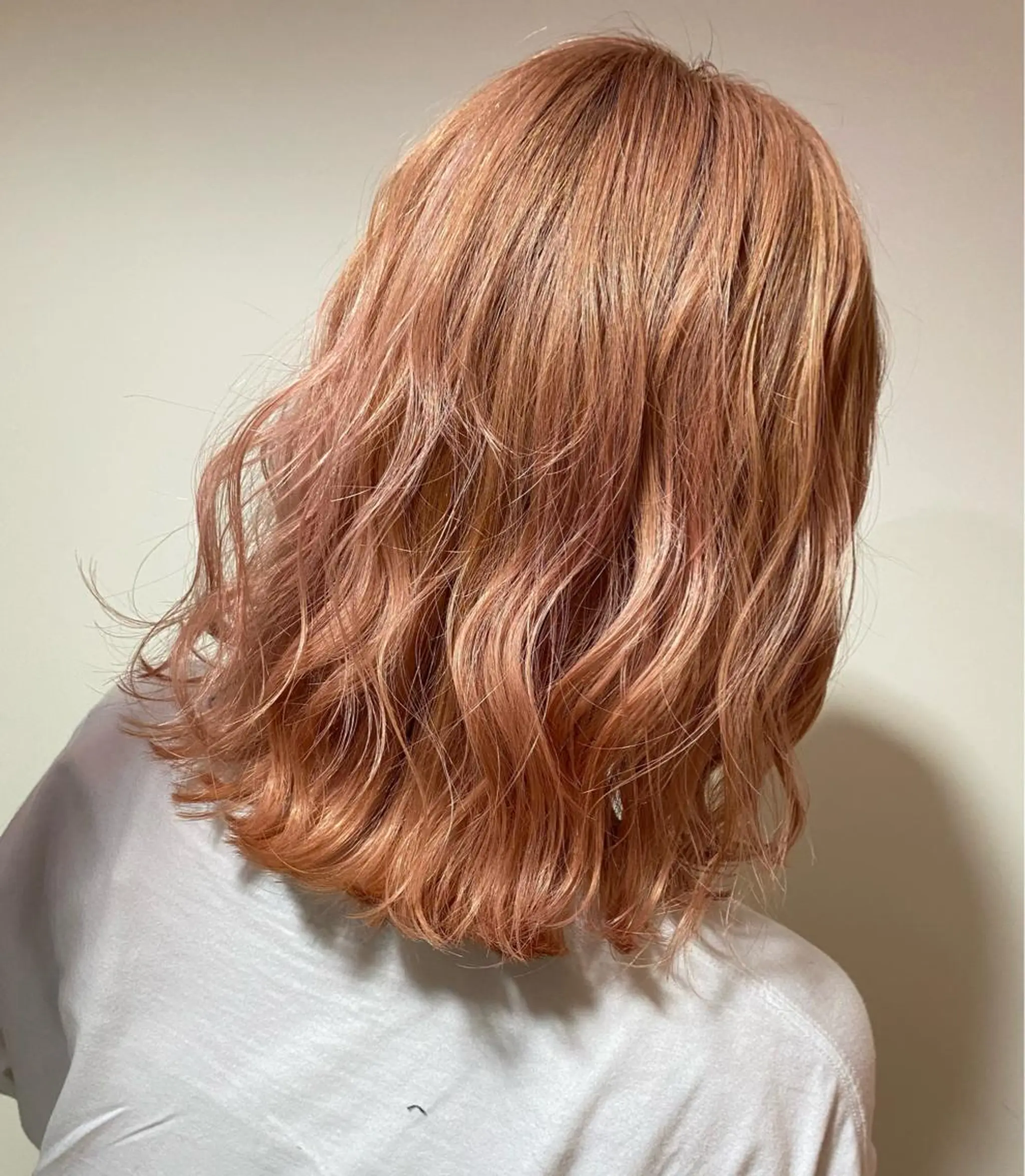ミディアム カラー ベージュカラー ダブルカラー ピンクカラー ピンクベージュ 外ハネヘア 傷ませない縮毛矯正／ 吉岡 美江のヘアスタイル