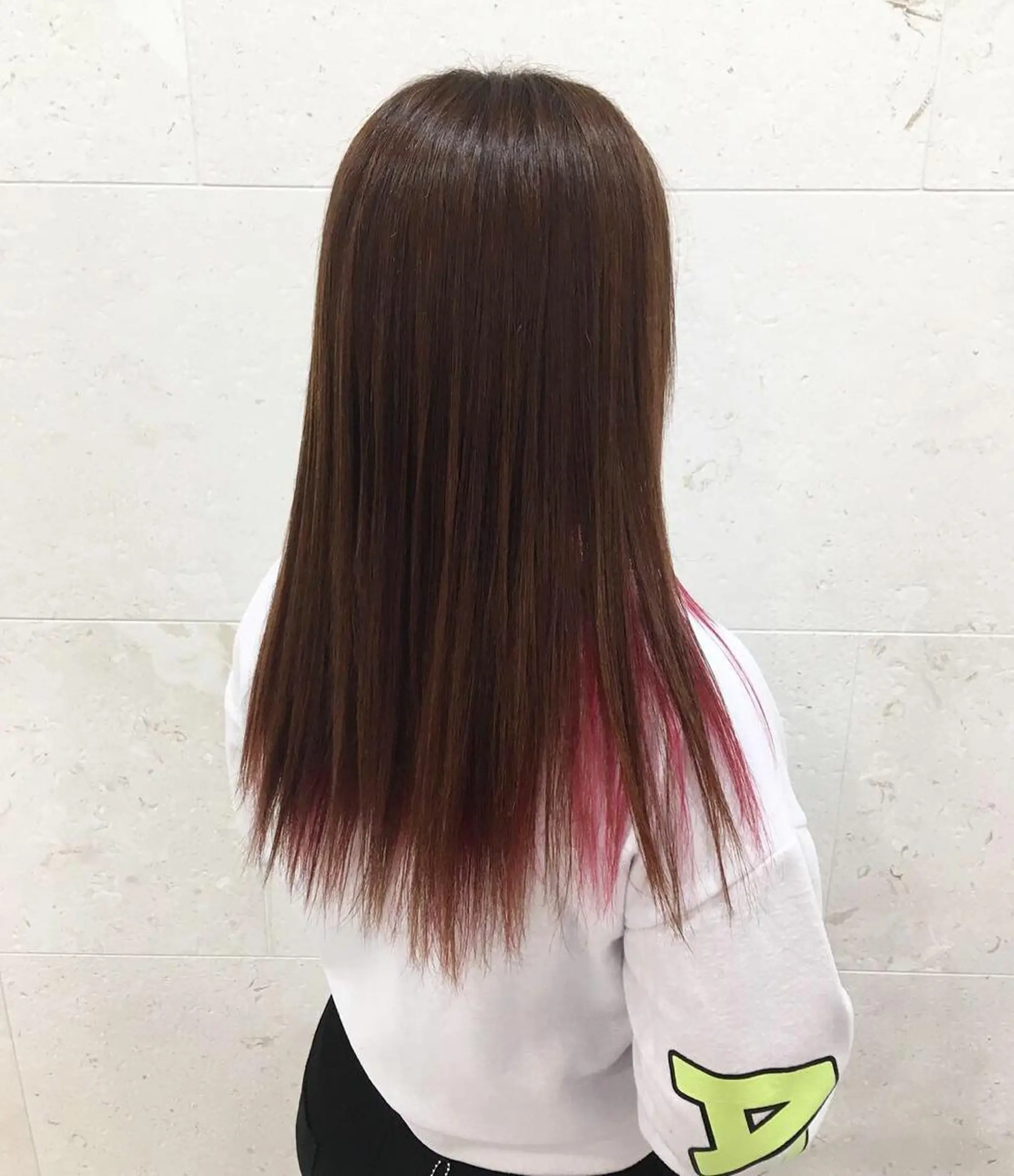 ロング カラー インナーカラー ピンクカラー レッドカラー 斉藤 貴也のヘアスタイル