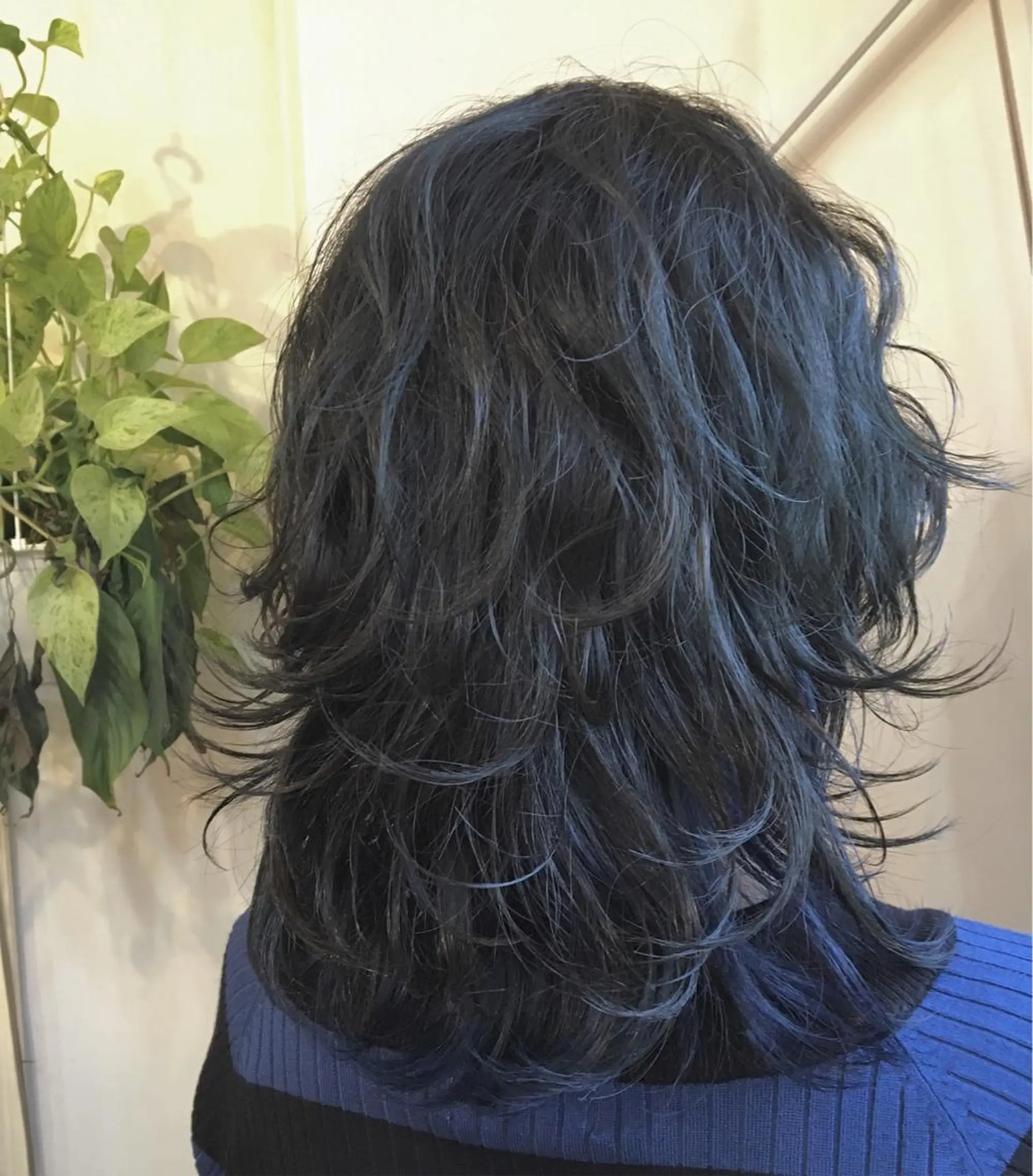 ミディアム カラー 黒髪 ブルーカラー ブルーブラック ダブルカラー ネイビーカラー ♡オシャ髪♡AI ✂️newi町田のヘアスタイル