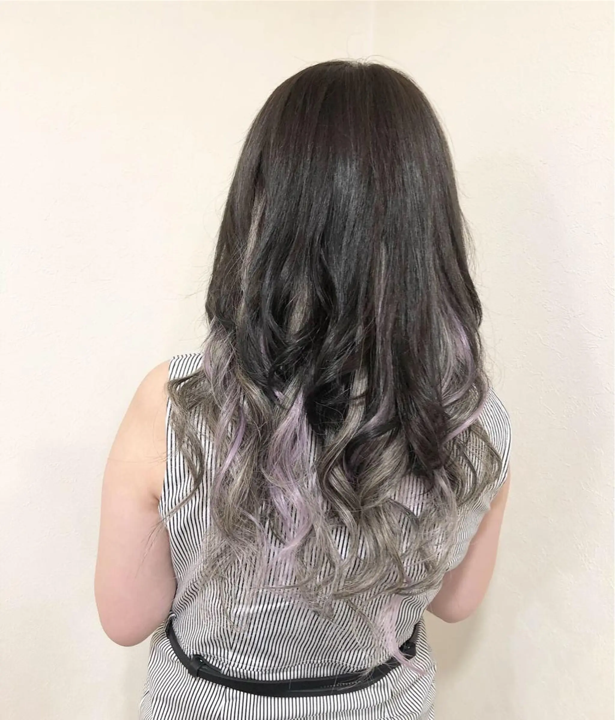 ロング カラー グラデーションカラー メッシュ エクステ 工藤 綾華のヘアスタイル