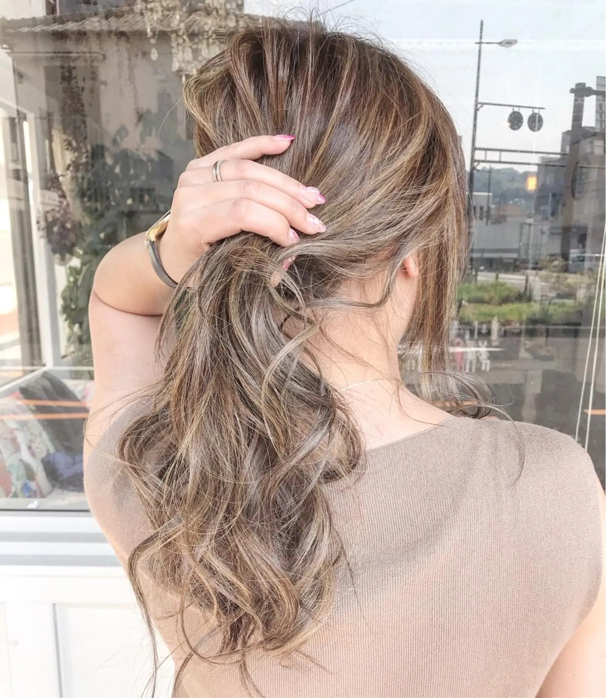 セミロング カラー パーマ ヘアアレンジ お団子ヘア 切りっぱなしボブ バレイヤージュ デザインカラー グラデーションカラー Mariana/ 鶴原-ハイライトのヘアスタイル