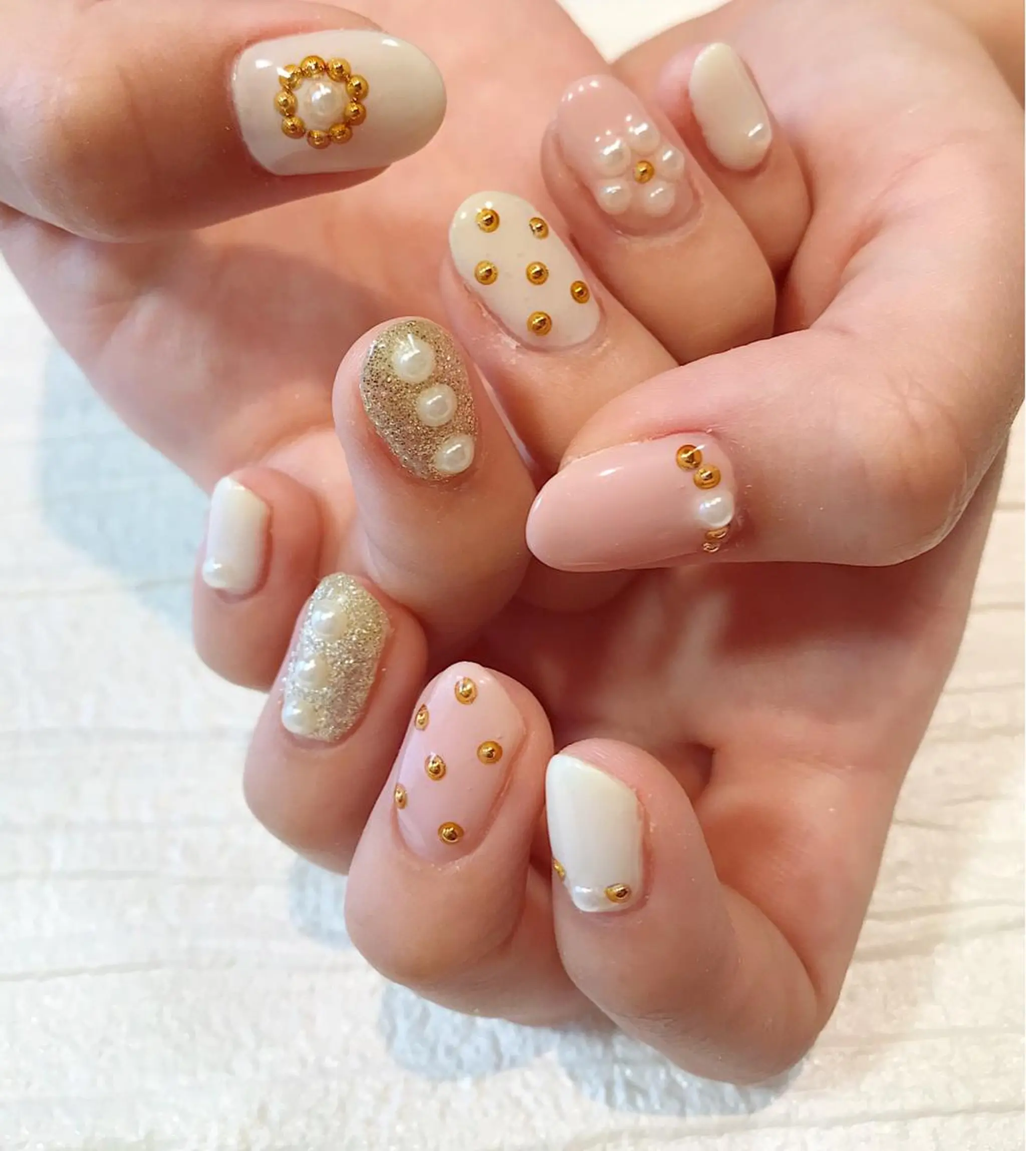 ネイル ラメ(グリッター) ピンク ホワイト ハンドネイル NAILSALON AMULEのネイルデザイン