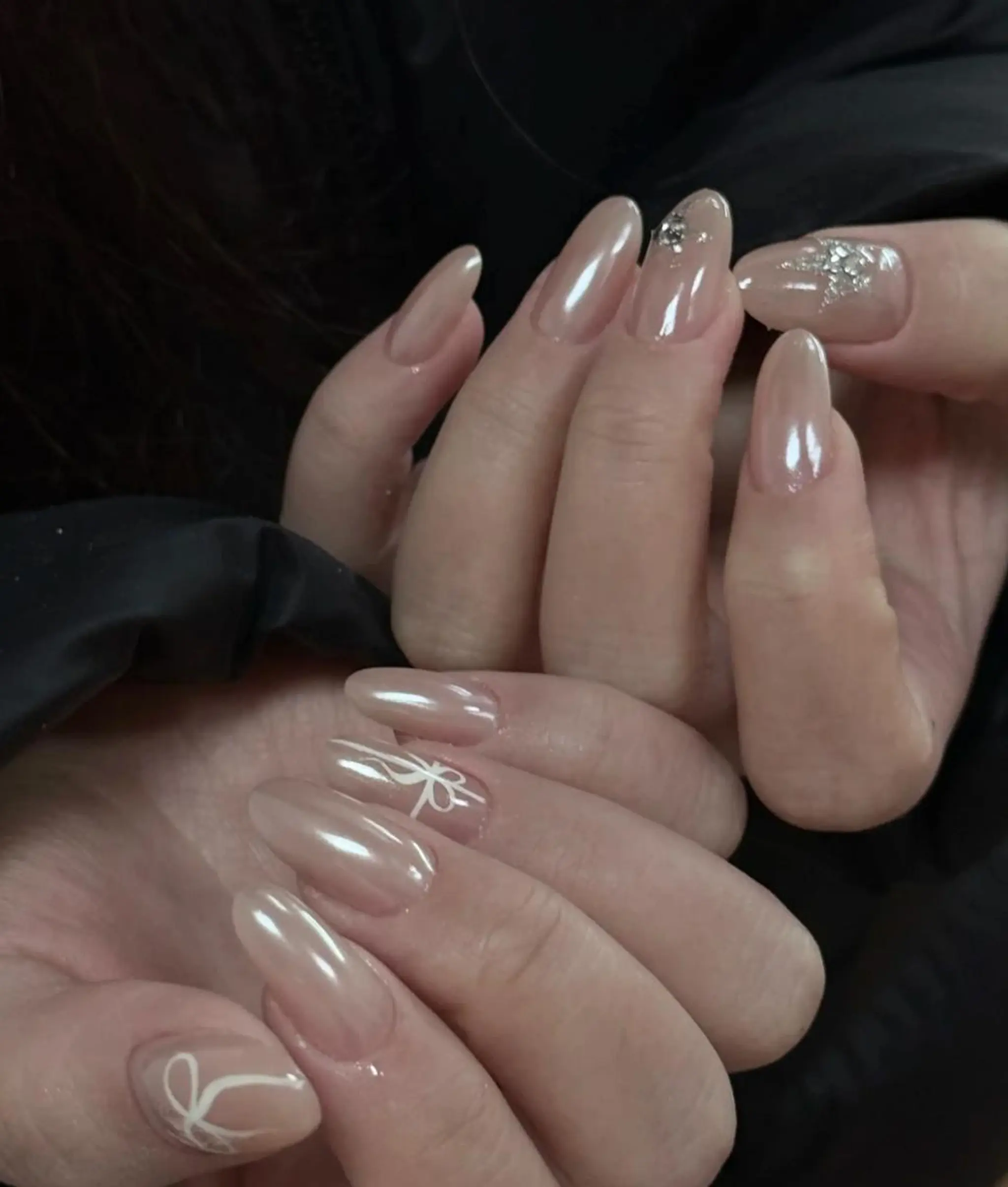 ネイル ミラーネイル 持ち込み ワンカラーネイル リボン ストーンネイル RAFFINE haru🦋🩵のネイルデザイン