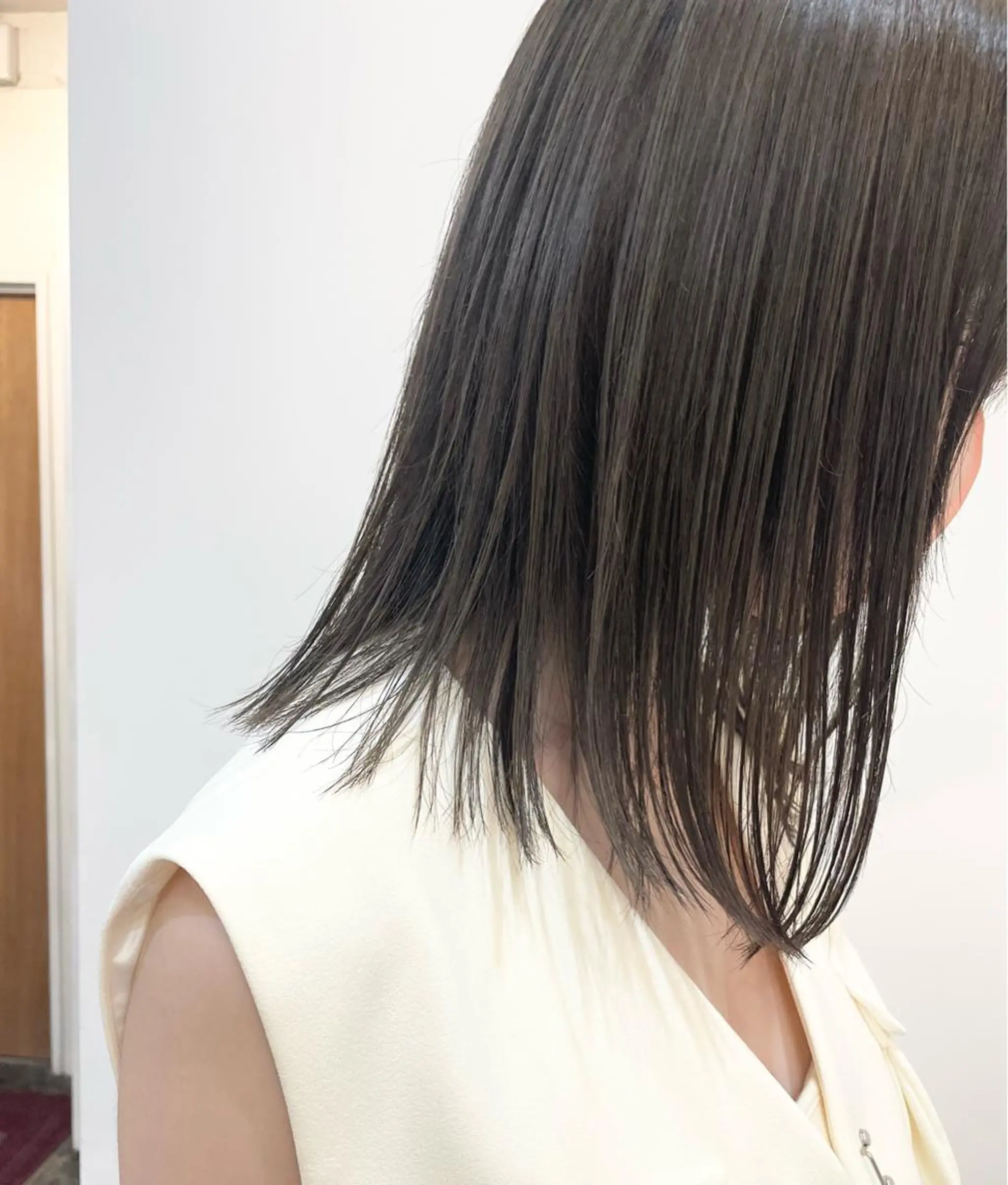 ミディアム カラー ブリーチ グレージュ ブリーチなしカラー オリーブグレージュ オリーブグレー カット ヘアカラー 【arc】Ruri コテ巻き風パーマのヘアスタイル