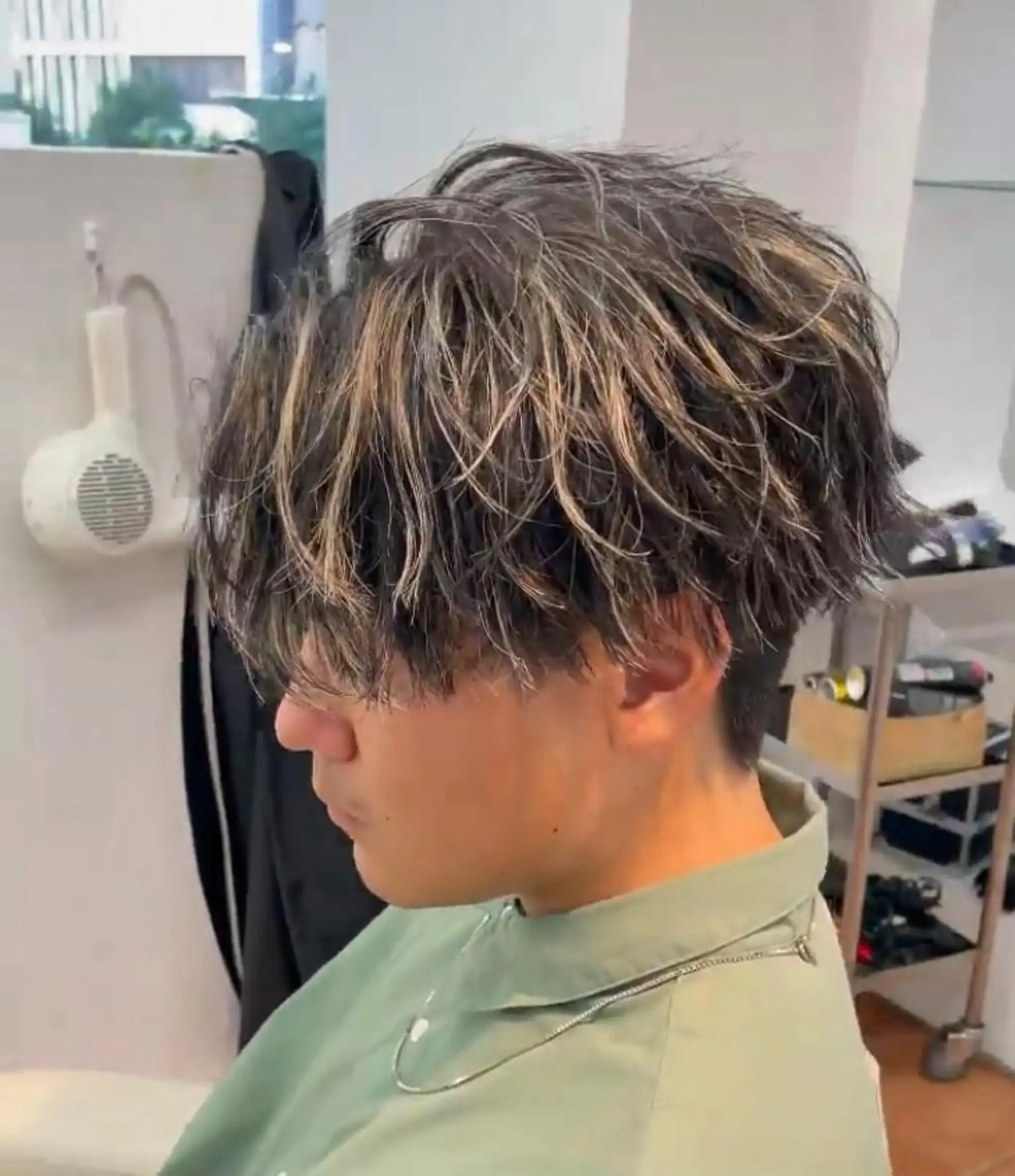 ショート カラー メンズ メンズブリーチ メンズハイライト メンズインナーカラー ブリーチ ケアブリーチ カット トリートメント ヘッドスパ ブリーチなしWカラー /酸性ストレート河本のヘアスタイル