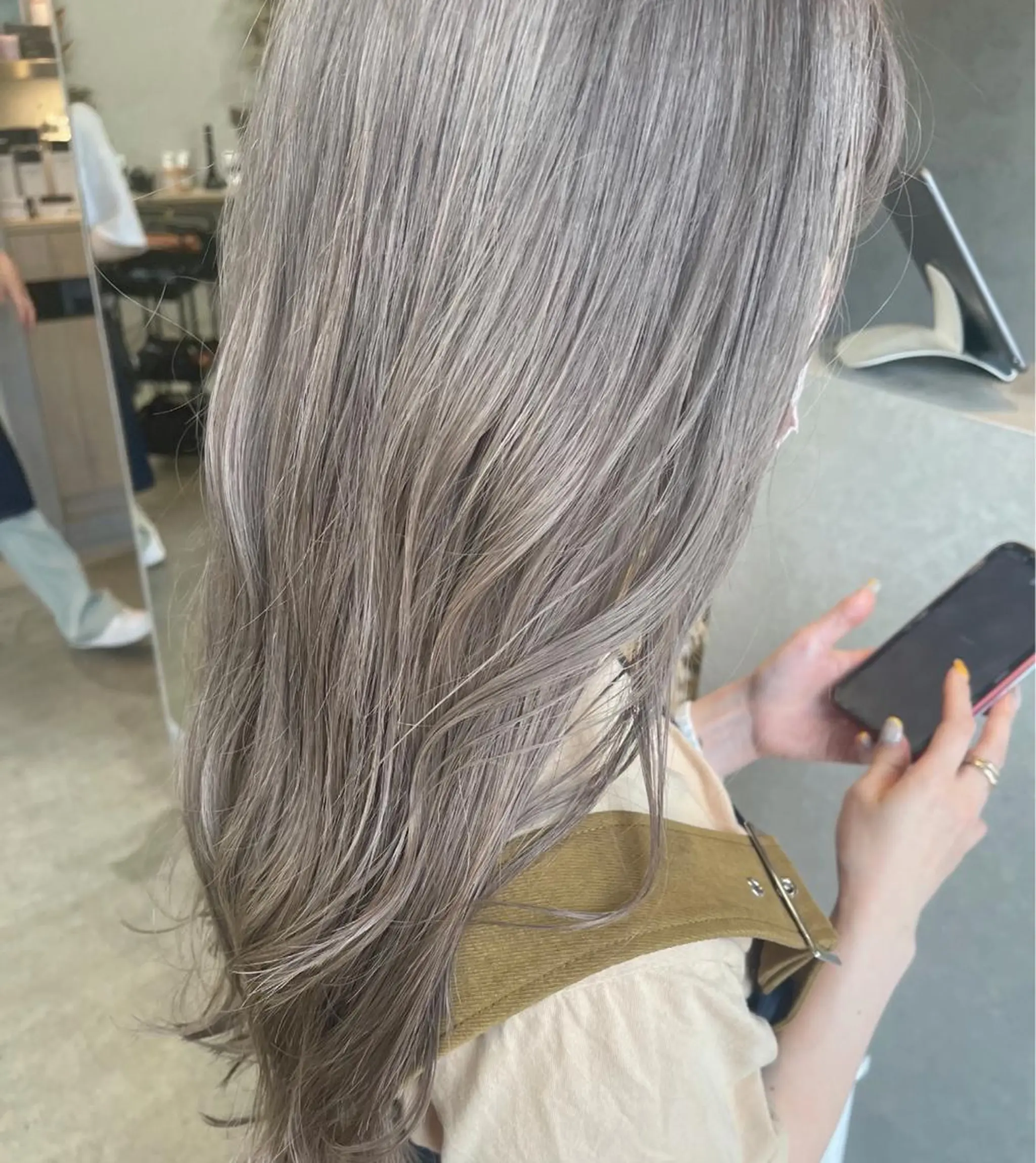 ロング カラー グレージュ ハイトーンカラー ロング miyu🎀まつ毛 /耳つぼジュエリーのマツエク・マツパデザイン