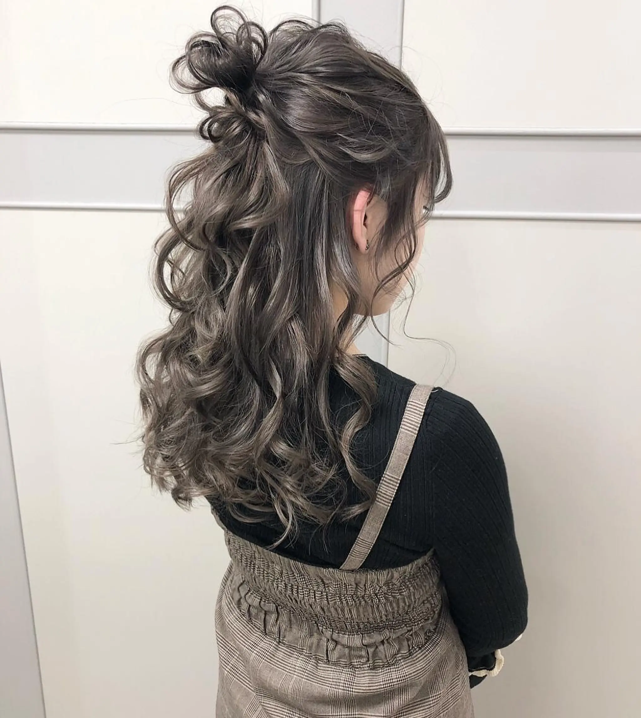 ロング カラー ヘアアレンジ ハーフアップ お団子ヘア グレージュ ラベンダーカラー ラベンダーグレージュ ヘアカラー トリートメント autre所属・大久保 ひでなりのヘアスタイル
