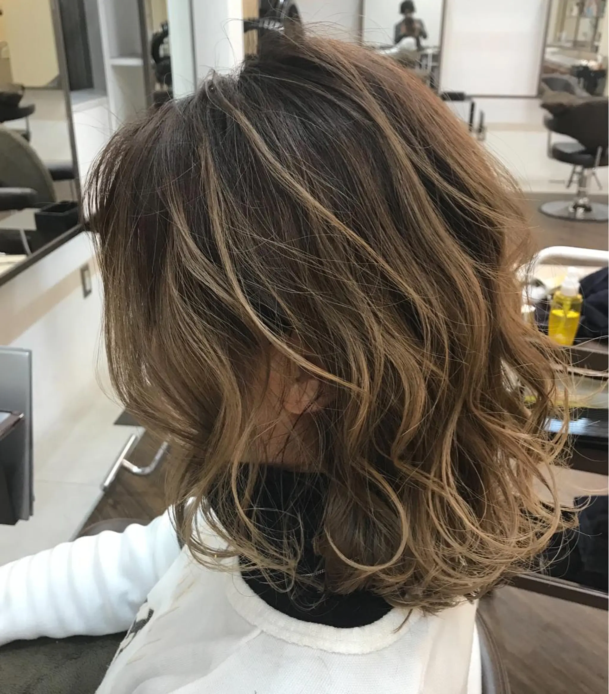 ミディアム カラー パーマ ヘアアレンジ バレイヤージュ ブリーチ 外国人風カラー レイヤーカット 外ハネヘア APSEE メンズカラー特化のヘアスタイル