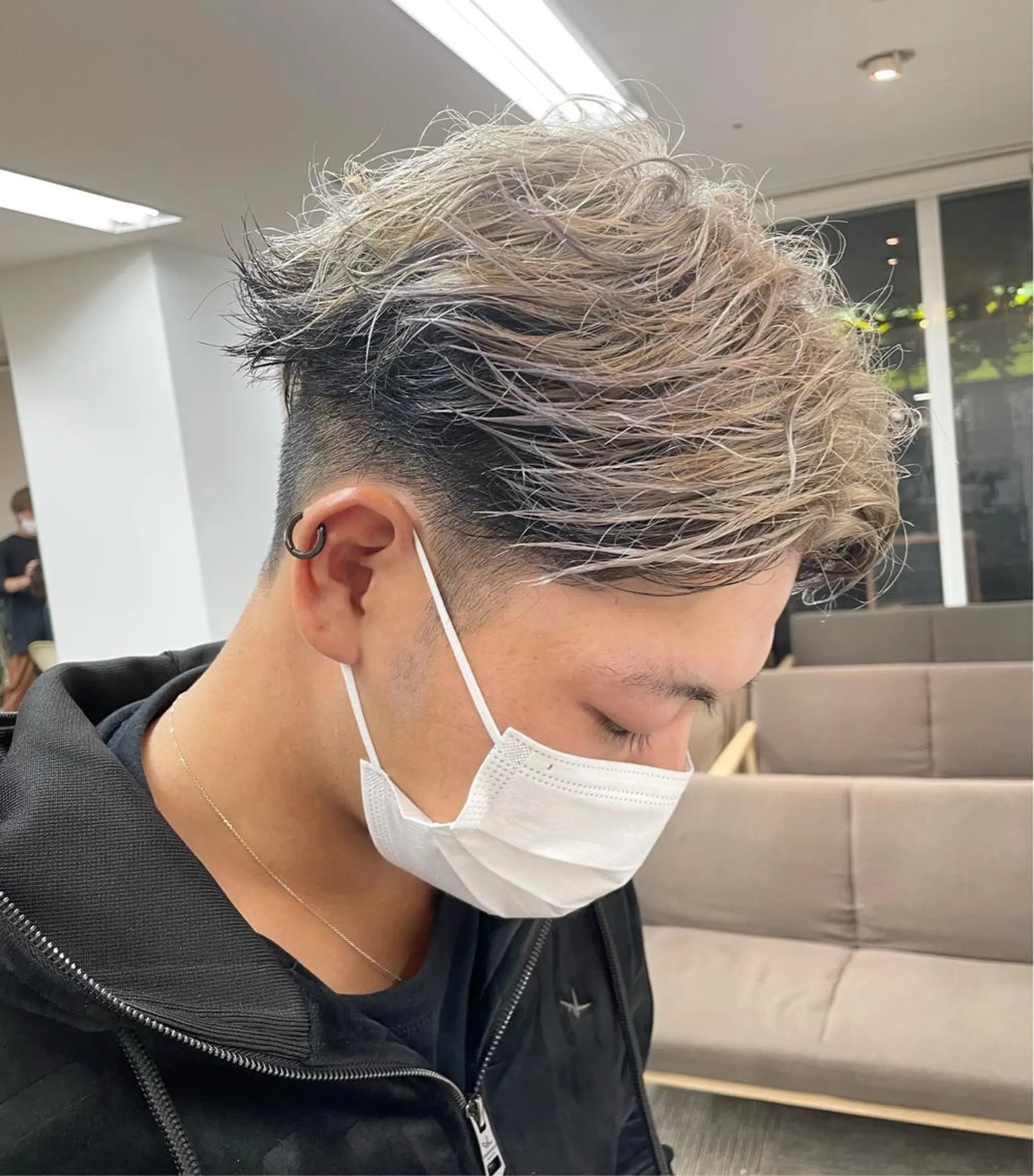 カラー メンズ メンズハイトーン ハイトーンカラー カット ヘアカラー トリートメント MAQUM所属・【メンズ特化】渡部 京弘/パーマのヘアスタイル