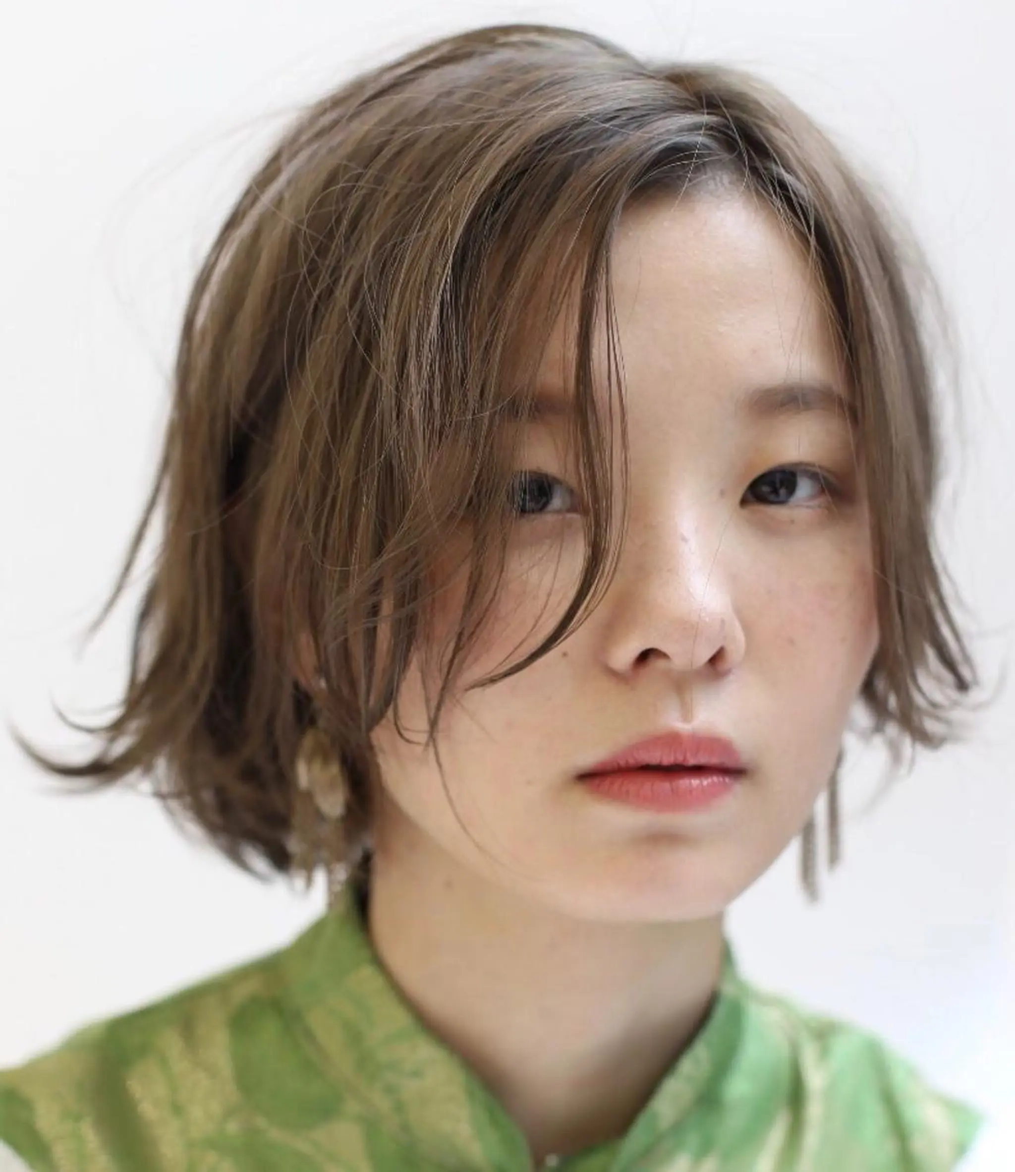 ショート カラー グレージュ カーキグレージュ ブリーチ/レイヤー 🌻Mutsumiのヘアスタイル