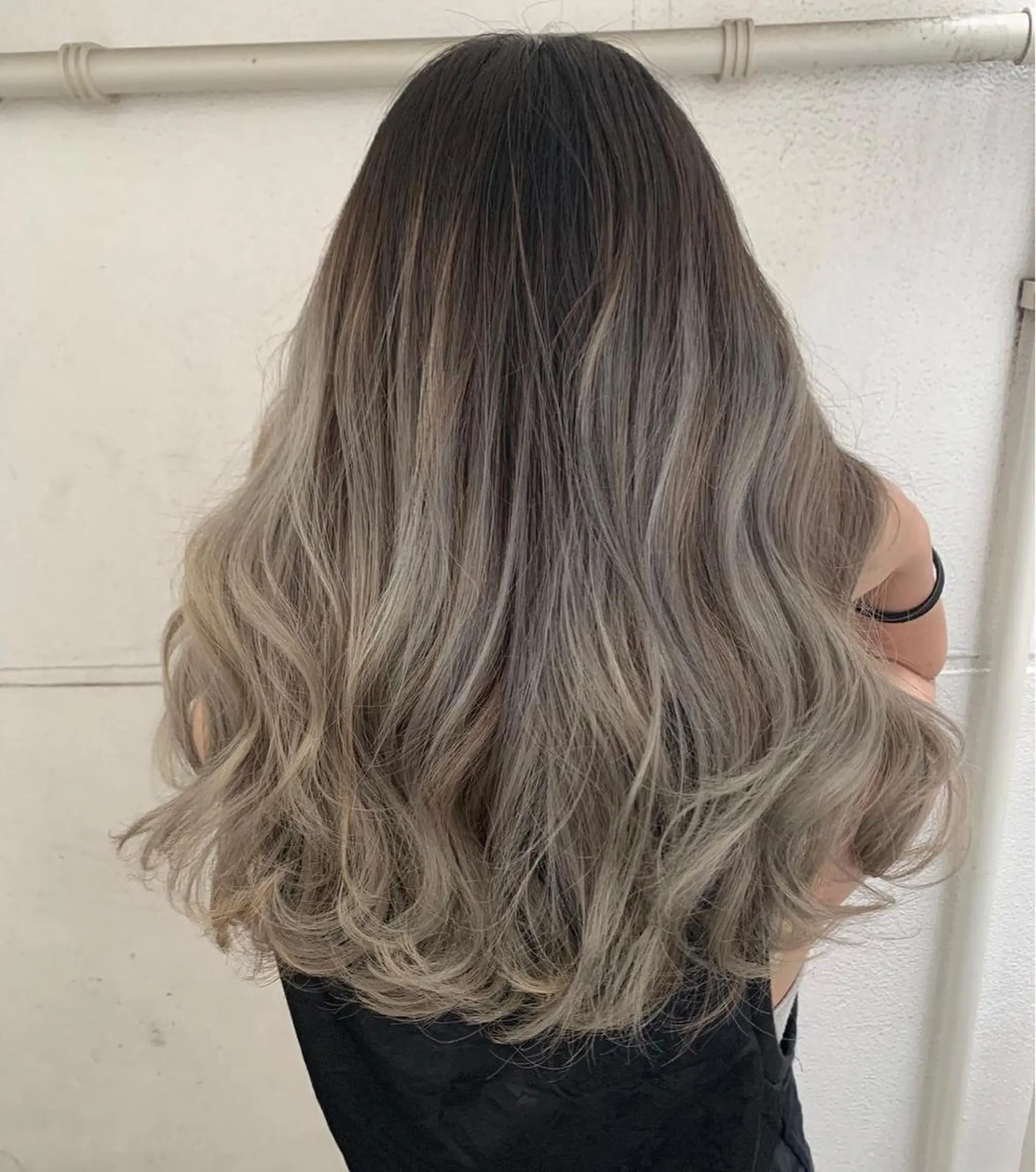 ロング カラー イルミナカラー オフホワイトアンドなんば所属・福西 洋斗のヘアスタイル