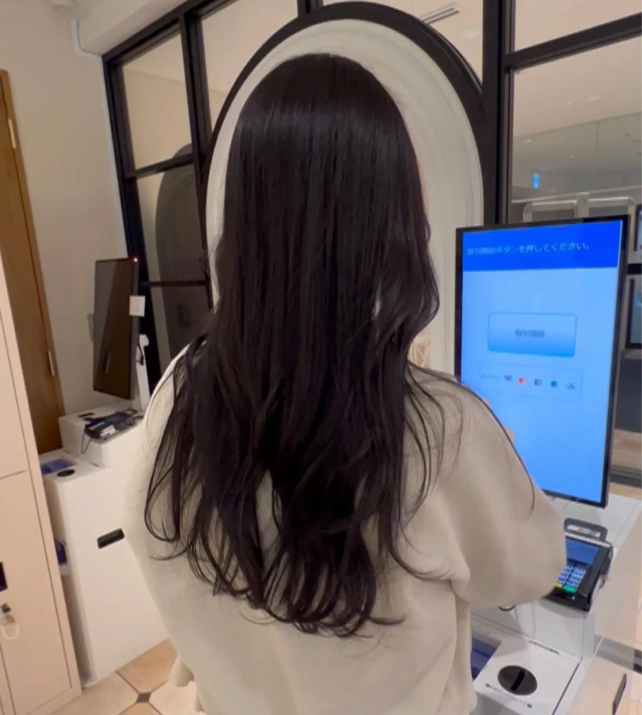 ロング レイヤーカット ロング カット ヘアカラー トリートメント 🧡くびれヘア/前髪 顔周り🧡久原結衣のヘアスタイル