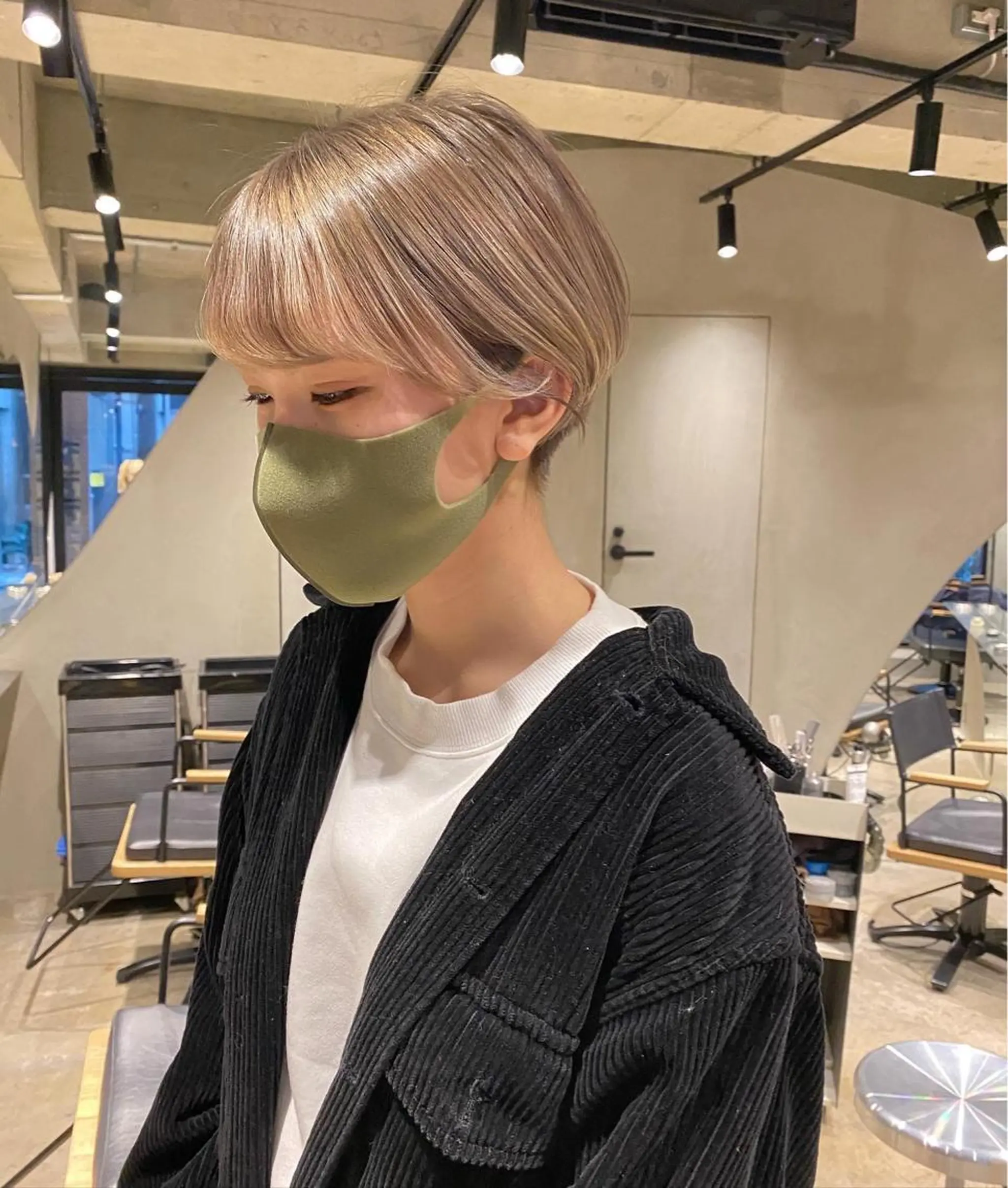 ショート カラー ベージュカラー ブリーチ ハイトーンカラー ハイトーンベージュ ショートヘア ショート・ボブ MIKUのヘアスタイル