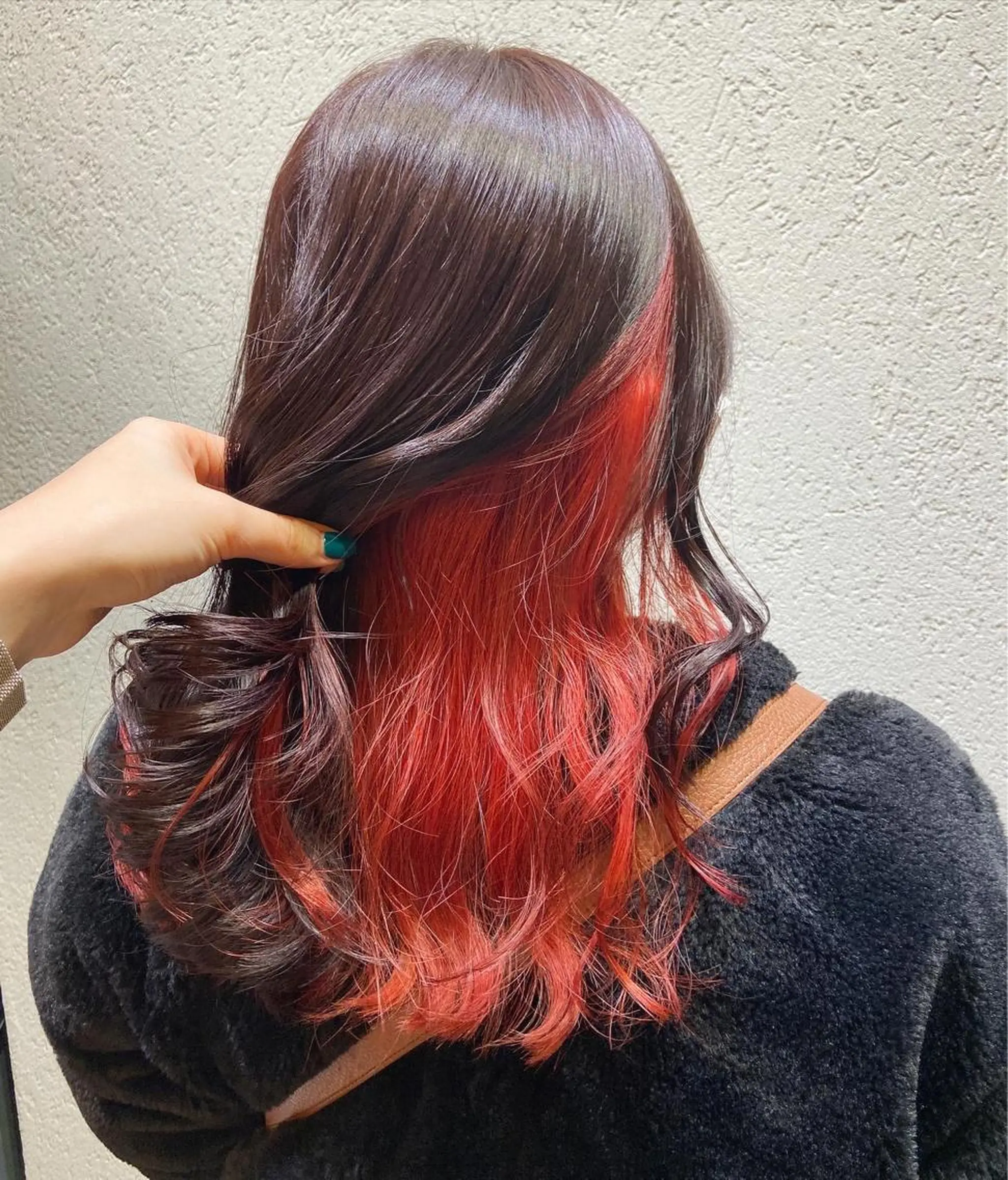 ロング カラー インナーカラー レッドカラー ノイシキ サキのヘアスタイル