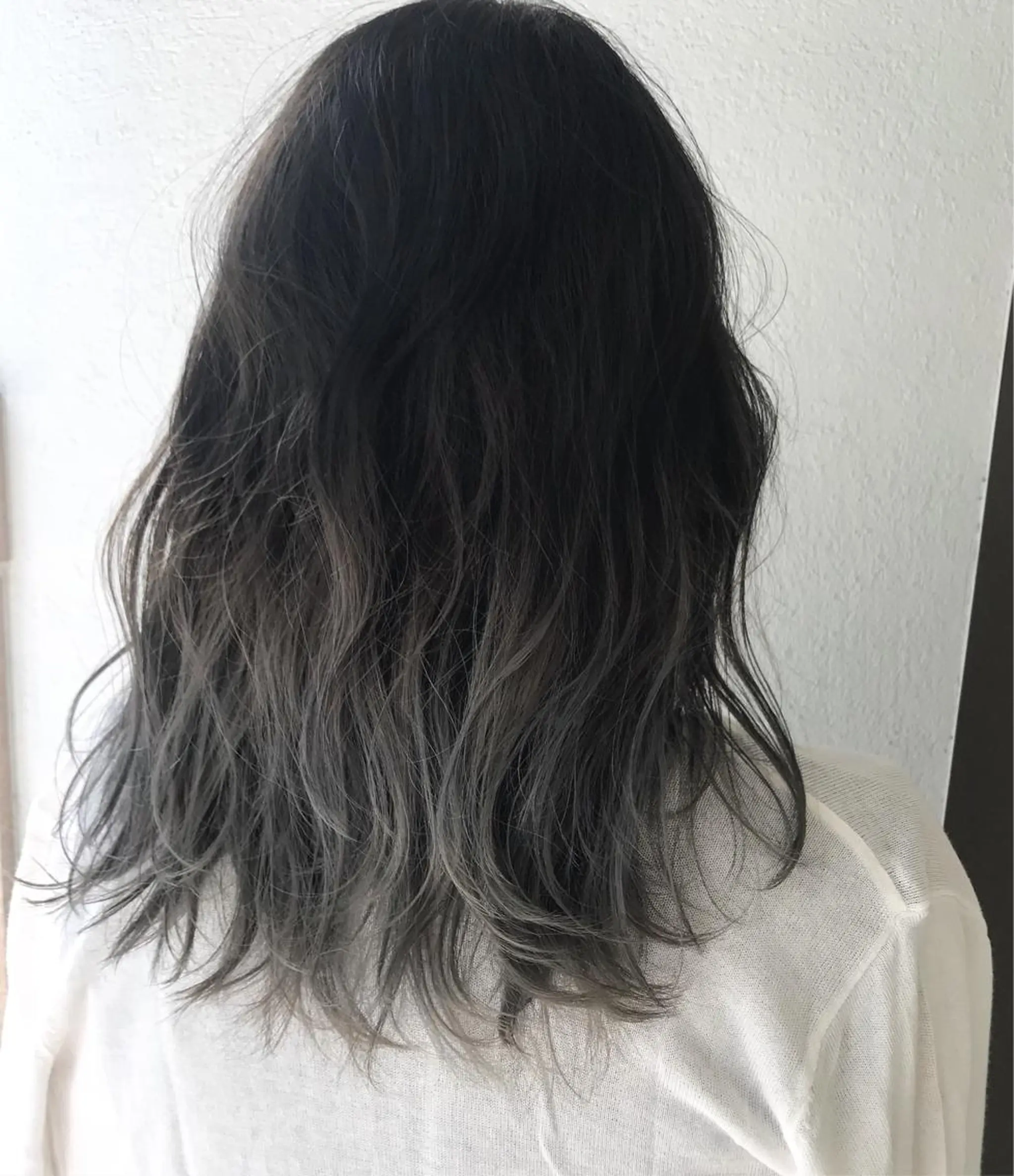 セミロング カラー グラデーションカラー ✨艶ブリーチカラー ✨四ノ宮裕己のヘアスタイル