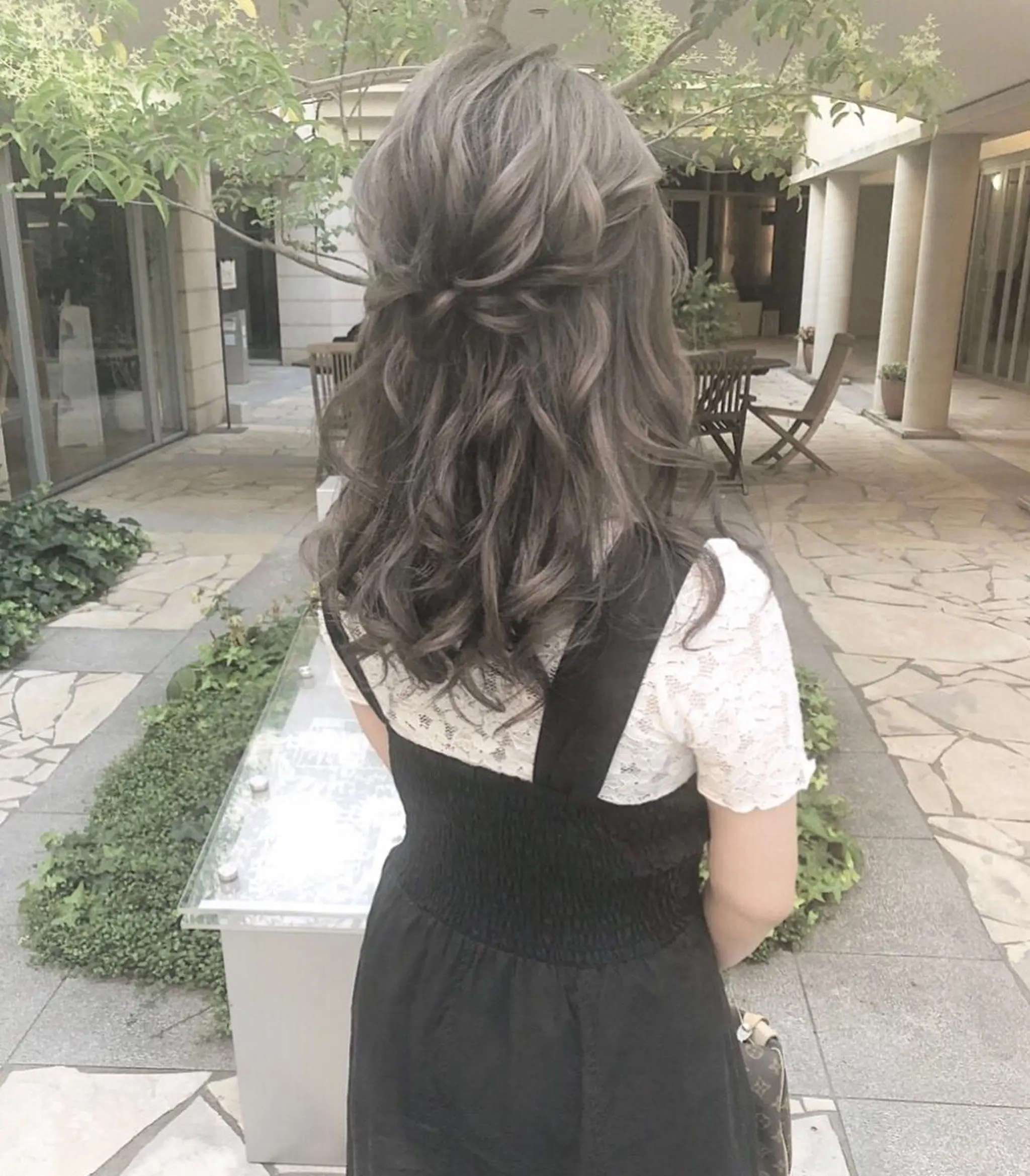 セミロング カラー ヘアアレンジ ハーフアップ シルバー 簡単アレンジ ヘアカラー トリートメント autre所属・大久保 ひでなりのヘアスタイル