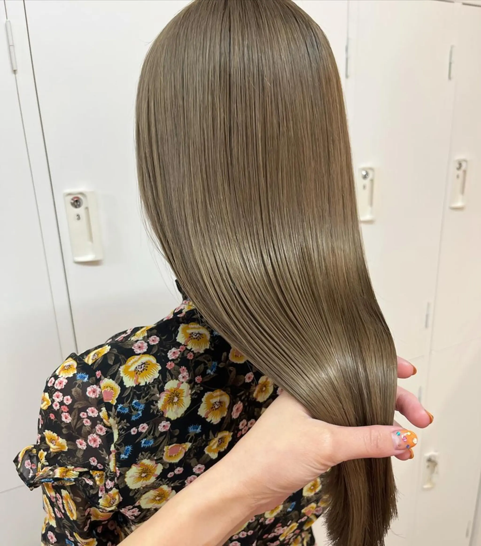 ミディアム カラー ヘアアレンジ ベージュカラー グレージュ ハイライトカラー ミルクティーベージュ くせ毛 韓国/髪質改善💘 櫻井かれんのヘアスタイル