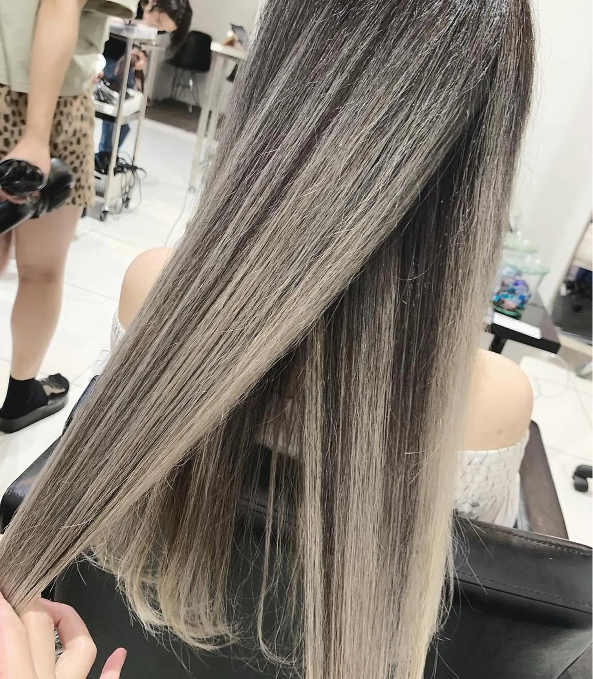 ロング カラー ヘアアレンジ バレイヤージュ ハイトーンカラー レイヤーカット 髪質改善land千葉所属・阿部 圭悟のヘアスタイル