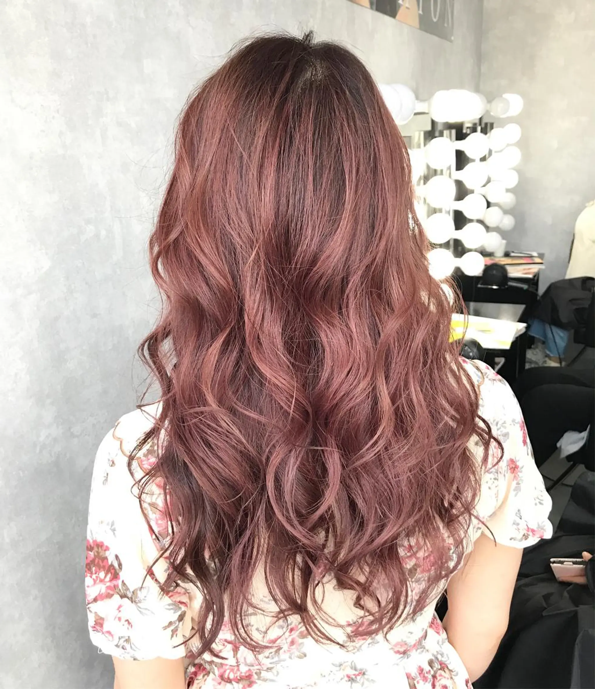 セミロング カラー ピンクカラー TOMOYAレイヤー ブリーチ縮毛矯正のヘアスタイル