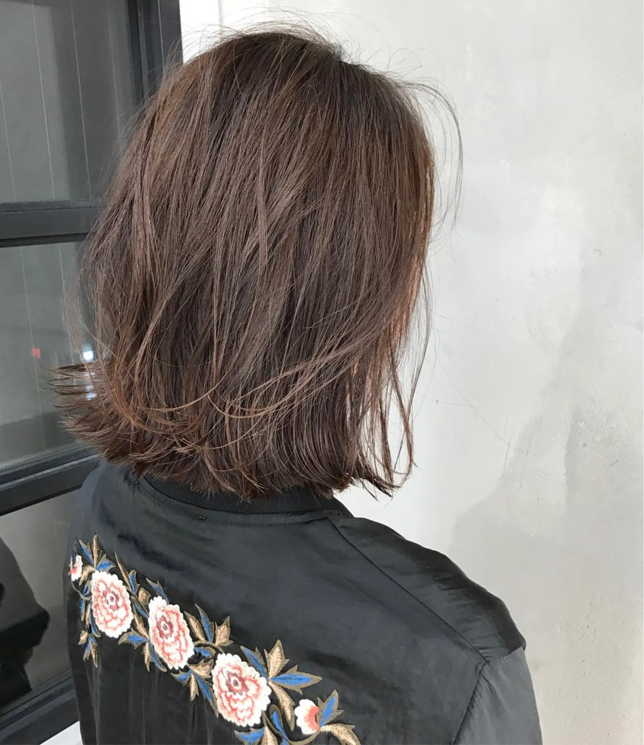 ミディアム TOMOYAレイヤー ブリーチ縮毛矯正のヘアスタイル