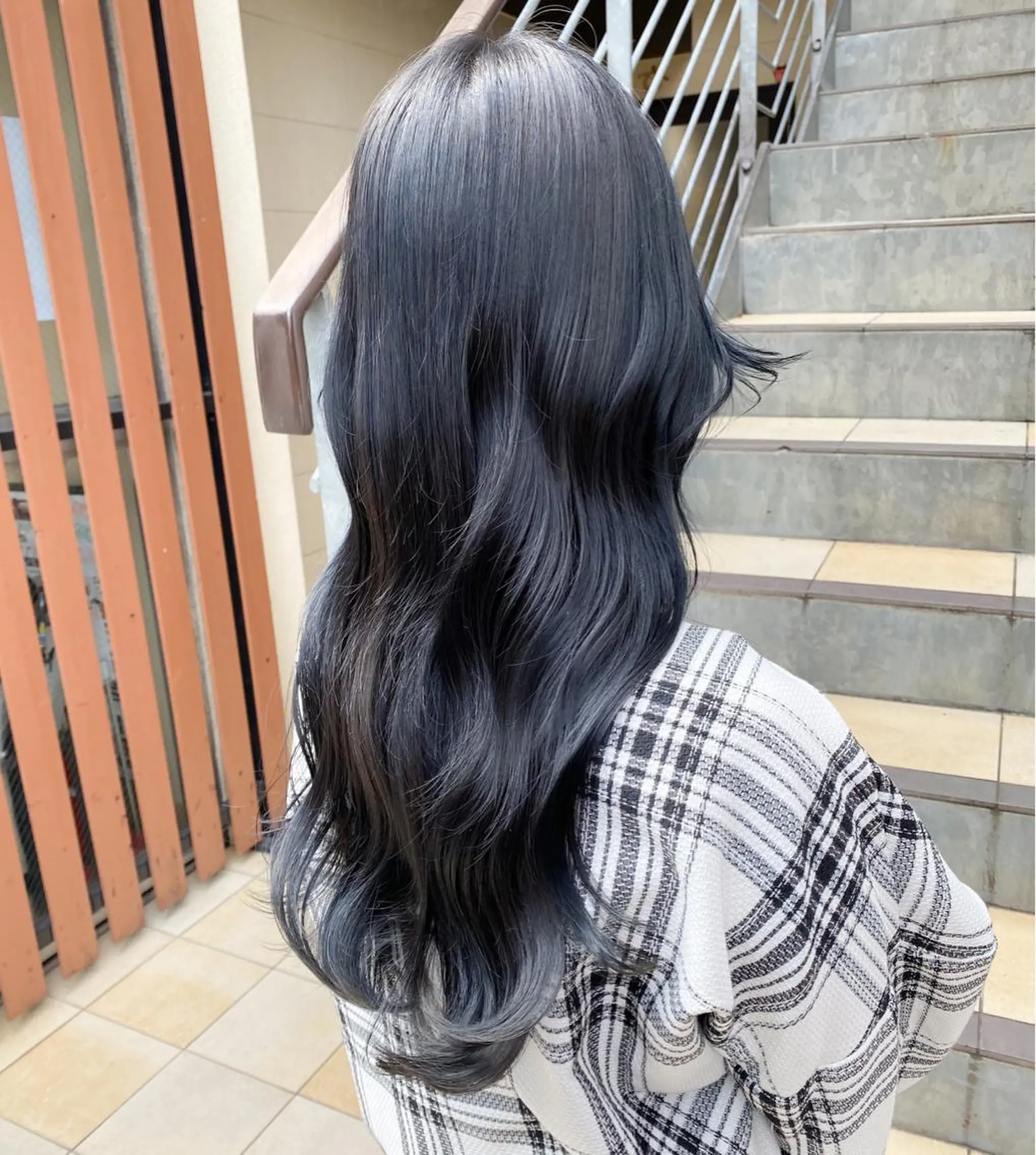 ロング カラー ベージュカラー ブリーチ ブルーカラー 透明感カラー ハイトーンカラー ness ネスのヘアスタイル