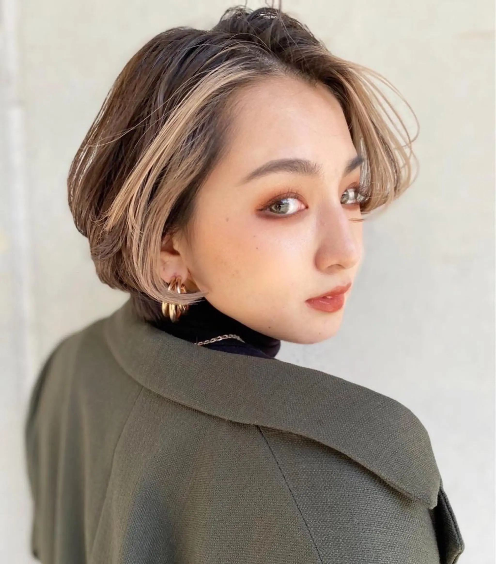 ショート カラー mimiiy梅田 中崎町ハイトーンのヘアスタイル