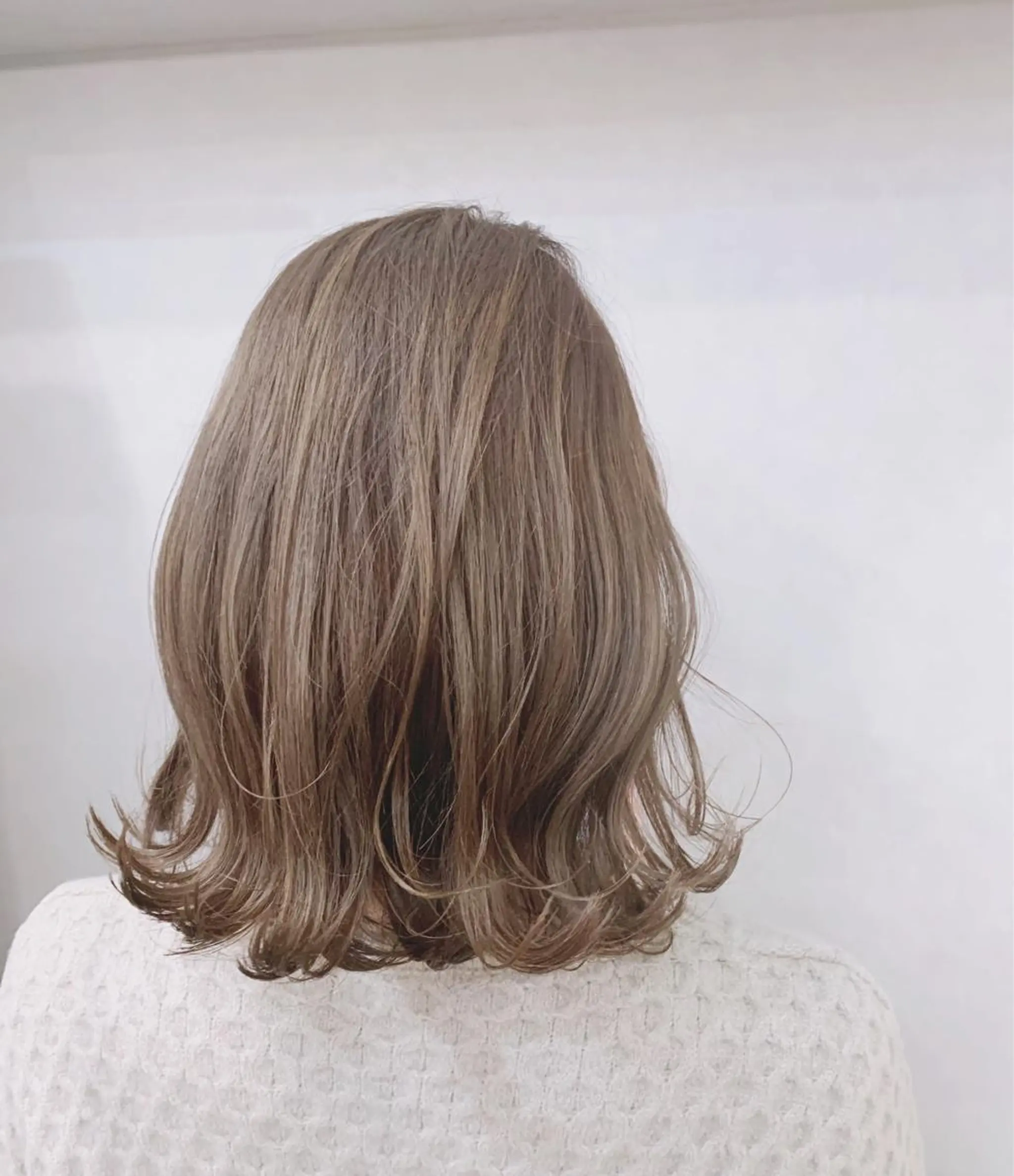ミディアム アッシュ アッシュグレー アッシュグレージュ カット 縮毛矯正 トリートメント 淡色ふんわりhair 新宿satomiのヘアスタイル