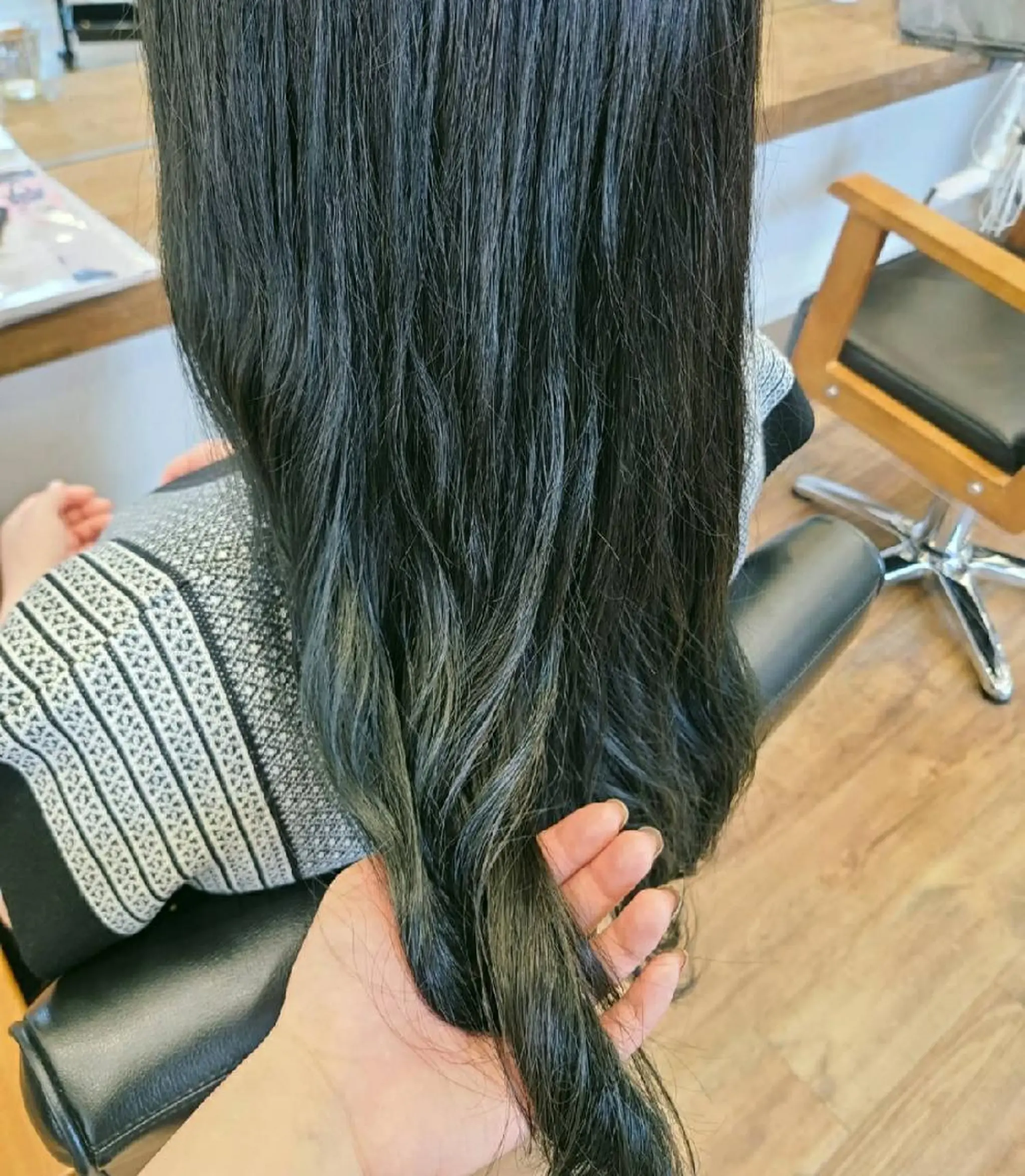 ロング カラー アッシュ オリーブアッシュ ヘアカラー トリートメント 関口 友菜のヘアスタイル