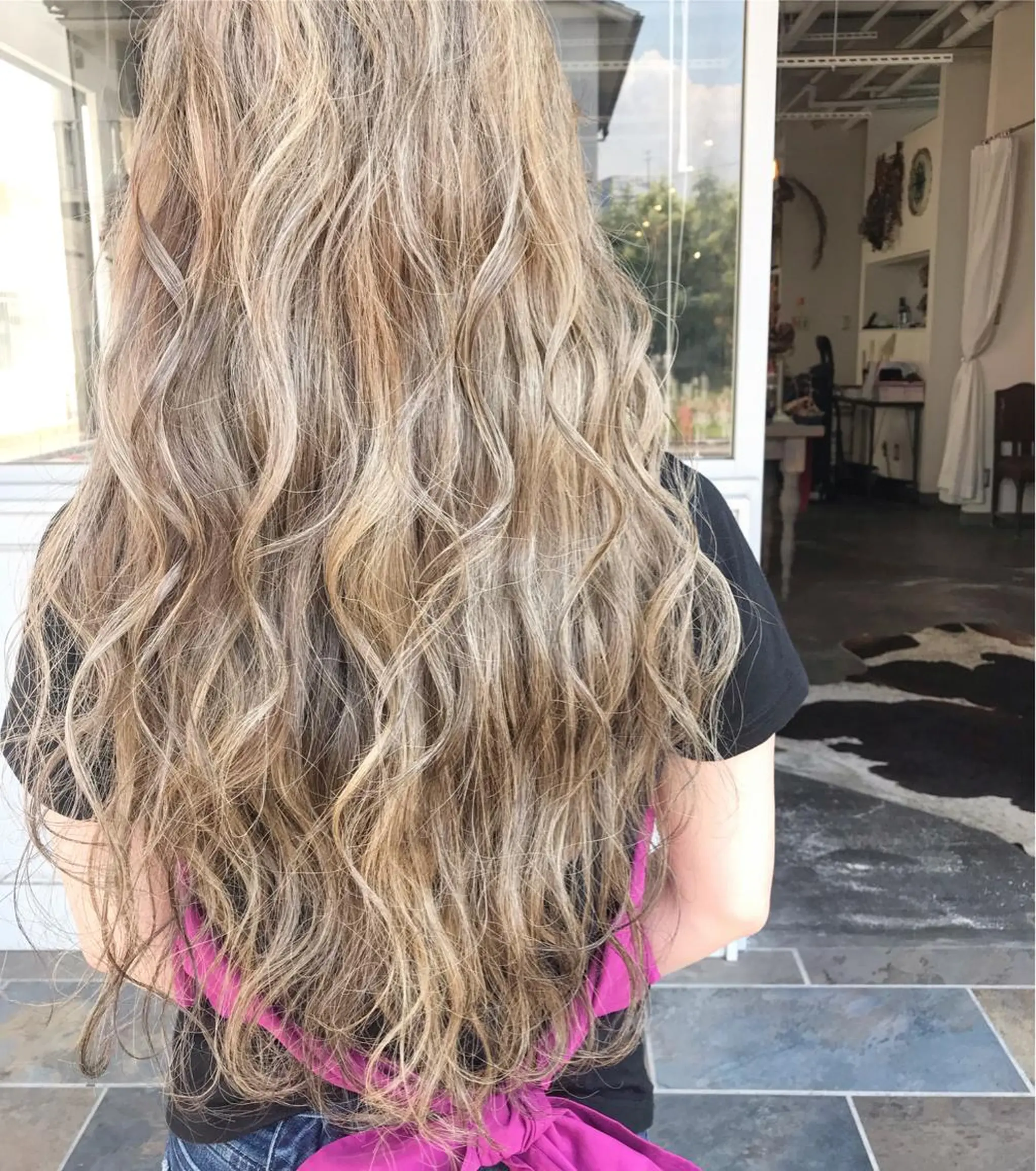 ロング カラー ヘアアレンジ お団子ヘア 切りっぱなしボブ バレイヤージュ デザインカラー グラデーションカラー Mariana/ 鶴原-ハイライトのヘアスタイル