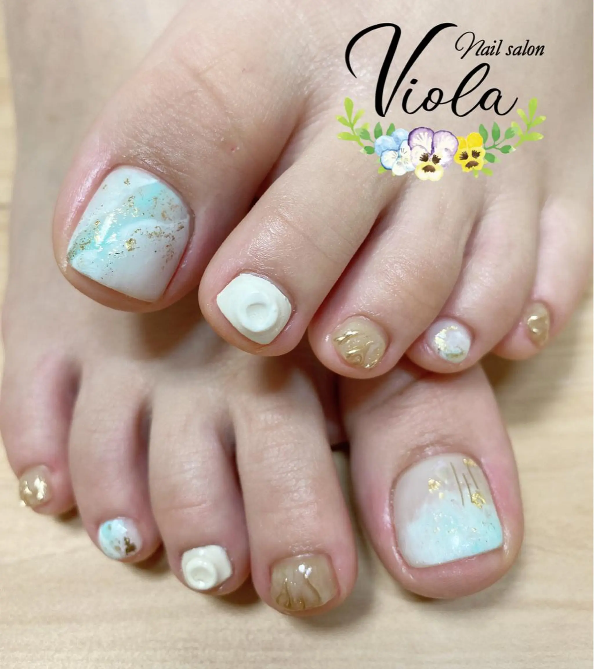 ネイル アートネイル ミラーネイル ニュアンスネイル ホワイト フットネイル Nailsalon Viola所属・ネイルサロン Violaのネイルデザイン