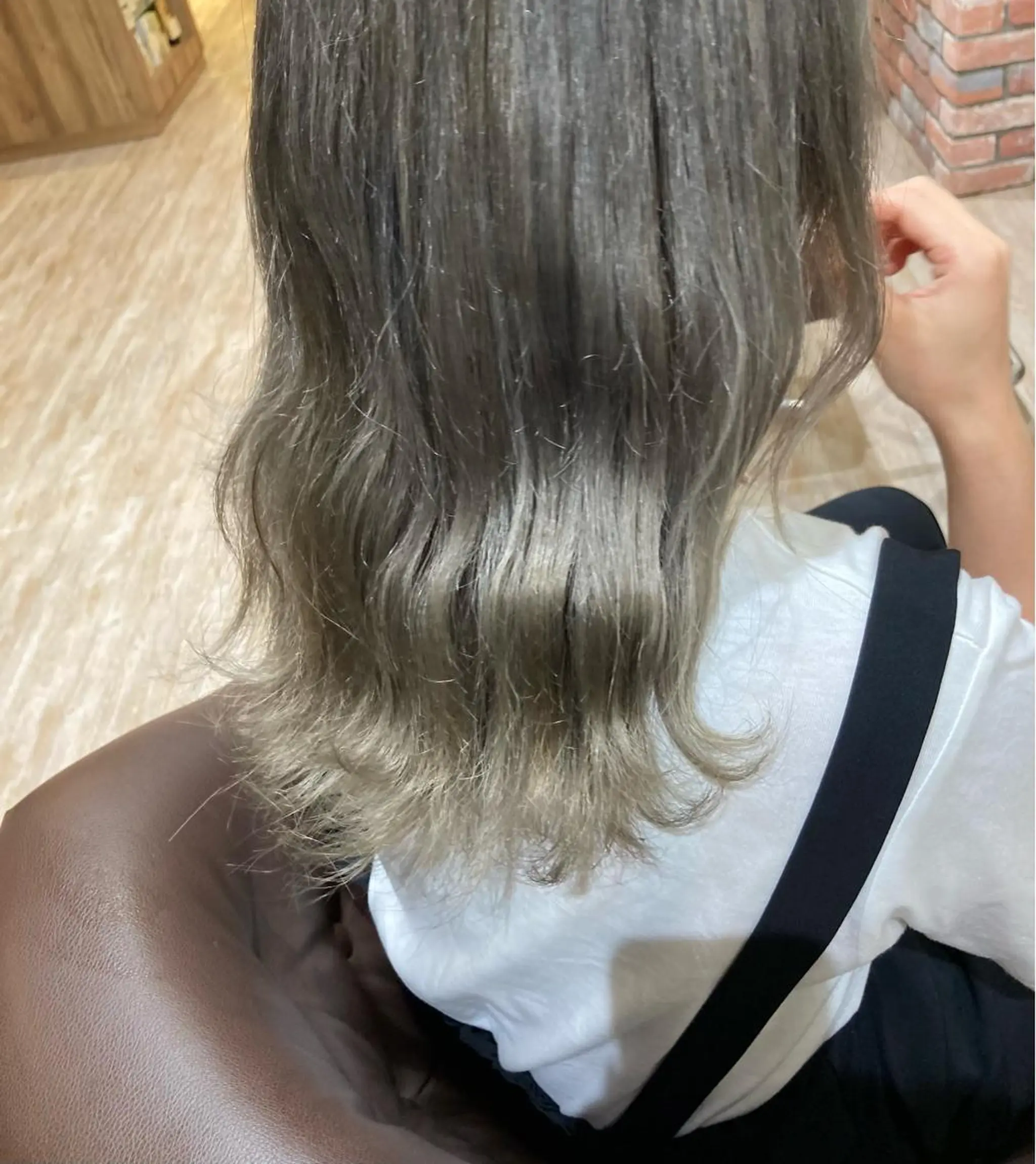 ミディアム カラー ヘアアレンジ ブリーチ グラデーションカラー シルバー 佐藤 睦月のヘアスタイル