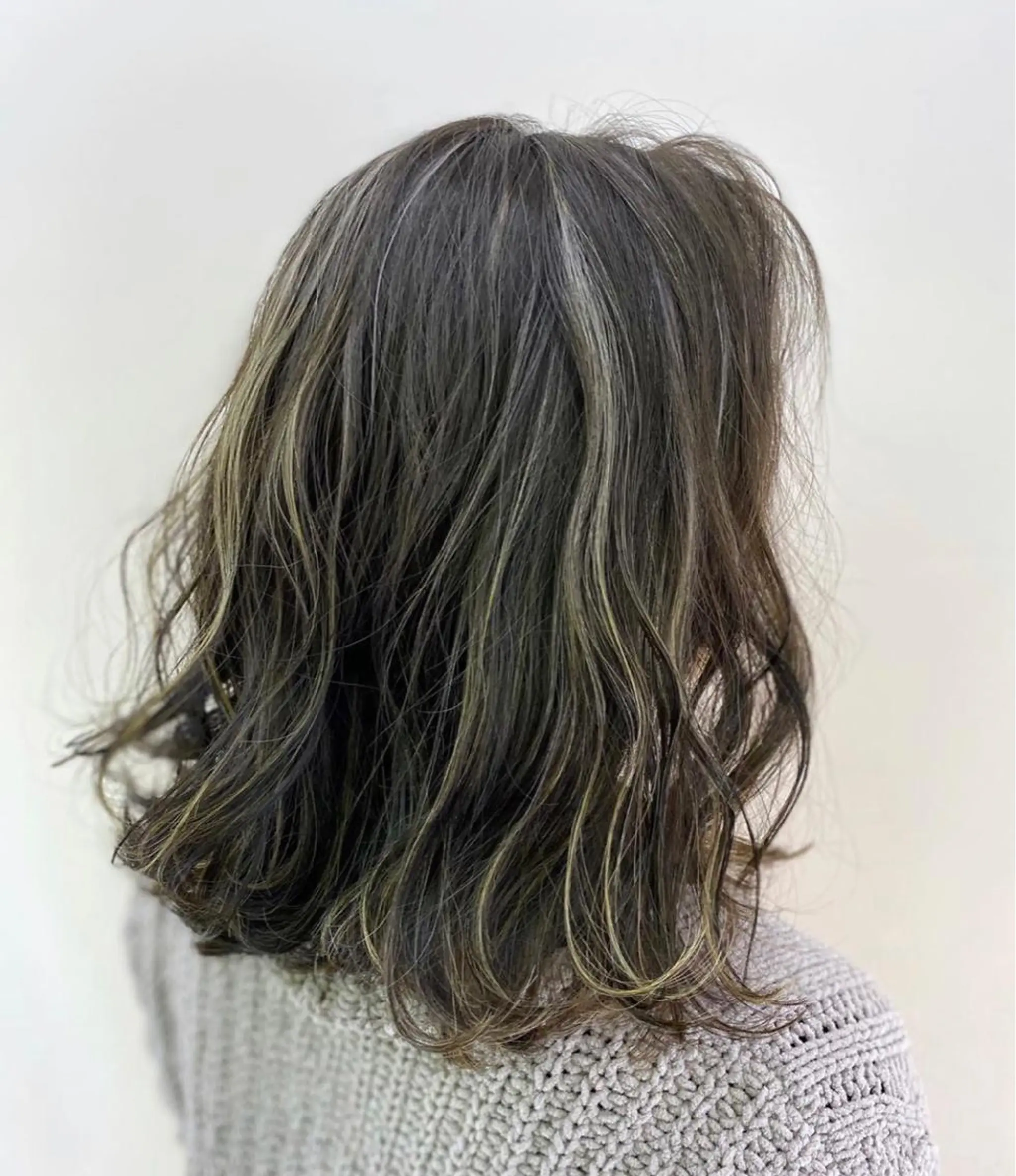 セミロング ハイライト アダチ コウスケのヘアスタイル