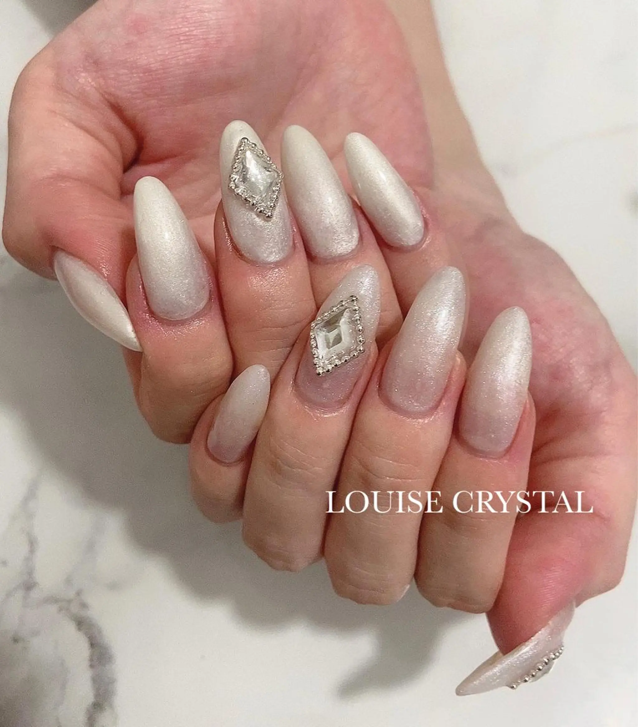 ネイル ハンドネイル LOUISE CRYSTALのネイルデザイン