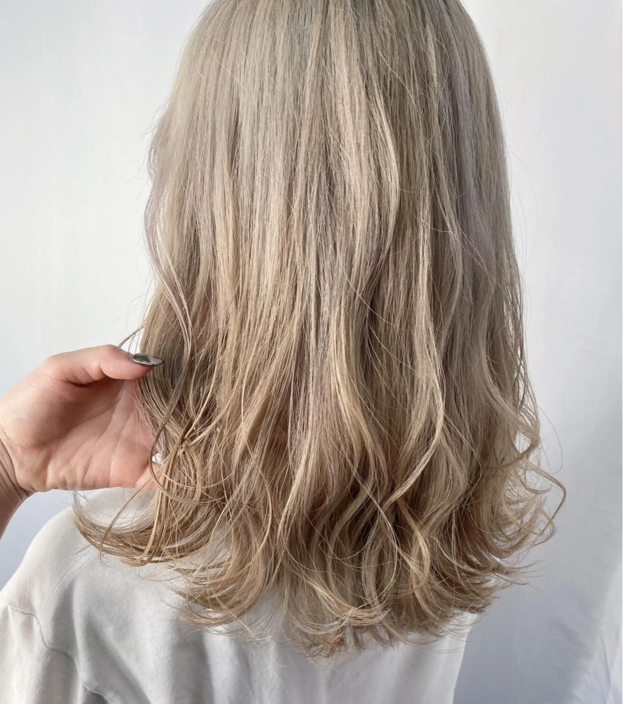 ロング カラー ブリーチ ヘアカラー 畑中 愛梨のヘアスタイル