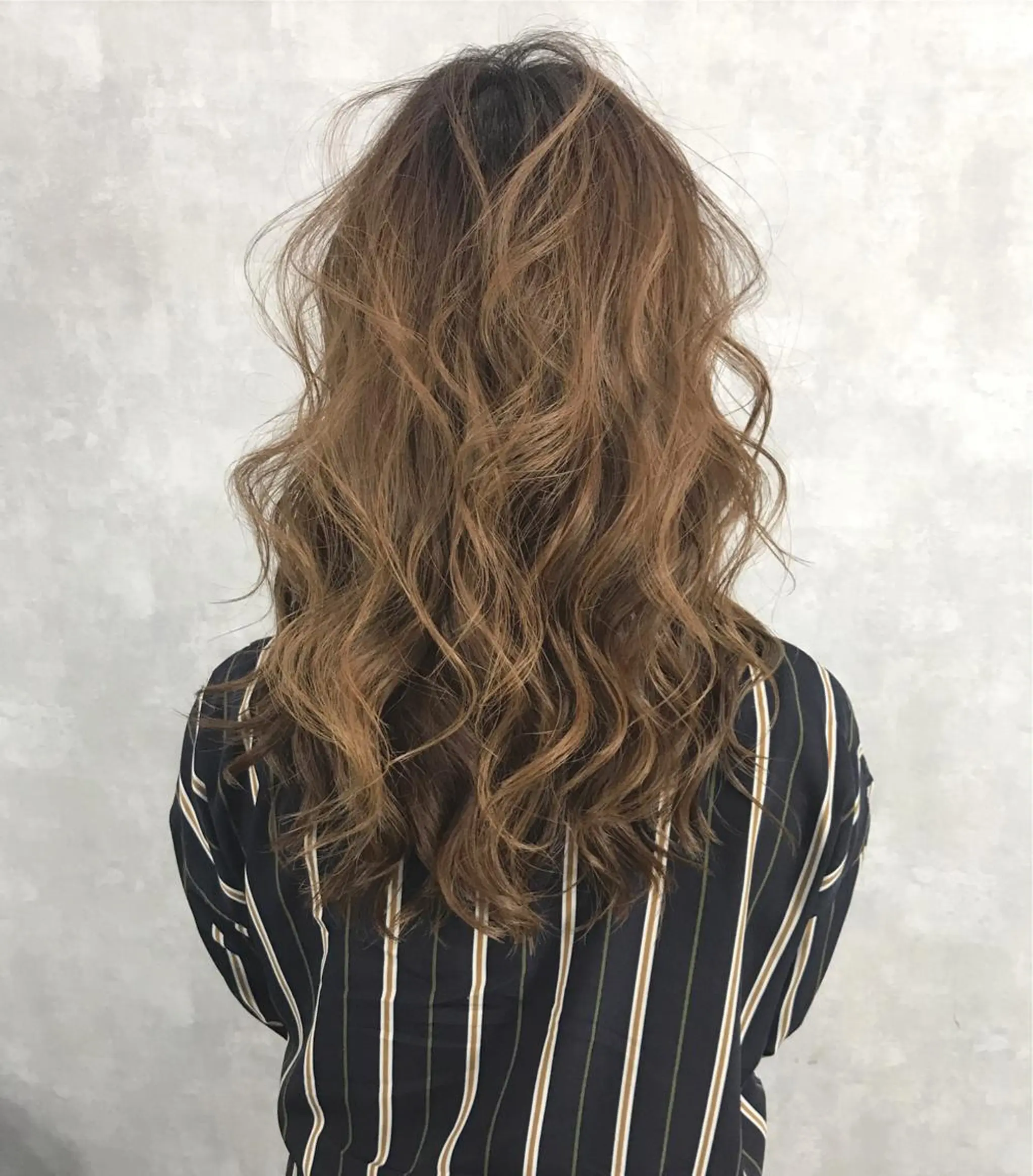 セミロング カラー ハイライトカラー ハイライト TOMOYAレイヤー ブリーチ縮毛矯正のヘアスタイル