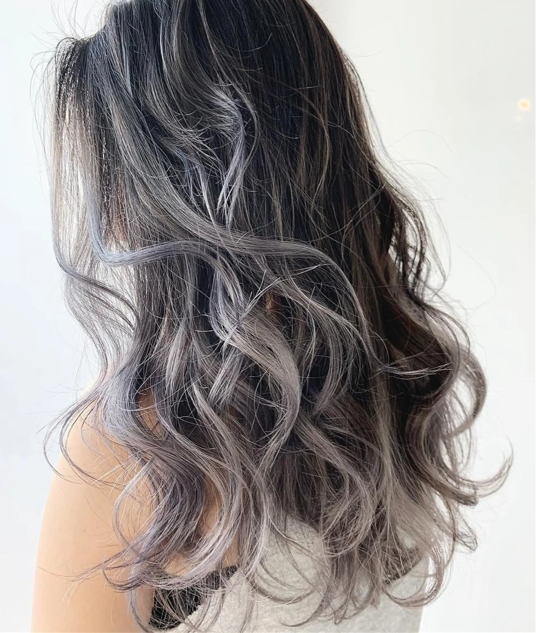 ロング カラー ヘアアレンジ ブリーチ シルバー 髪質改善land千葉所属・阿部 圭悟のヘアスタイル